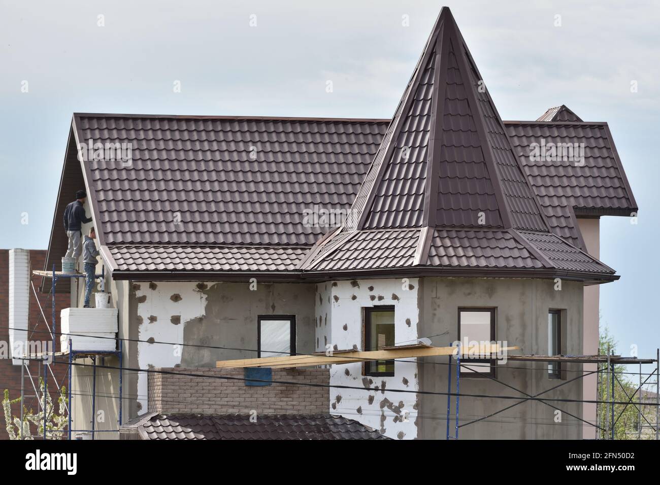 STARIY OSKOL, RUSSLAND - 14. MAI 2021: Außenisolierung der Wände des Hauses mit weißem Polystyrol Stockfoto