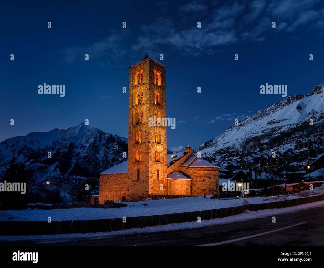 Kirche Sant Climent de Taüll, in einer Winternacht (Boí-Tal, Katalonien, Spanien, Pyrenäen) ESP: Iglesia de Sant Climent de Taüll en una noche invernal Stockfoto