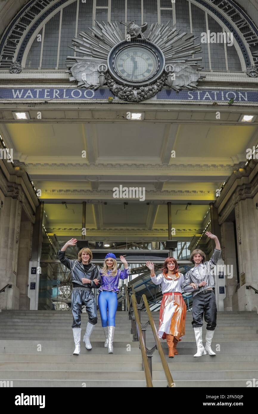 Waterloo Station, London, Großbritannien. Mai 2021. 47 Jahre nachdem Waterloo beim Eurovision Song Contest gesiegt hatte, war die Besetzung von ABBA MANIA (Rhiannon Porter als Agnetha Fältskog, Jojo Desmond als Anni-Frid Lyngstad, Edward Handoll als Björn Ulvaeus und Musical Director Loucas Hajiantoni als Benny Andersson) treten in die Fußstapfen der Supergruppe und bereiten sich auf ihre Rückkehr im West End in diesem Monat ins Shaftesbury Theatre vor. Amanda Rose/Alamy Live News Stockfoto