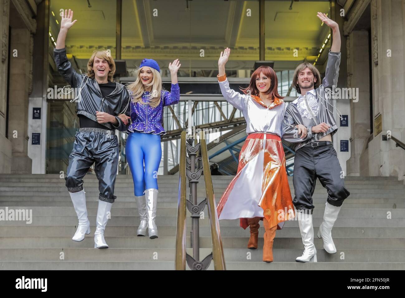 Waterloo Station, London, Großbritannien. Mai 2021. 47 Jahre nachdem Waterloo beim Eurovision Song Contest gesiegt hatte, war die Besetzung von ABBA MANIA (Rhiannon Porter als Agnetha Fältskog, Jojo Desmond als Anni-Frid Lyngstad, Edward Handoll als Björn Ulvaeus und Musical Director Loucas Hajiantoni als Benny Andersson) treten in die Fußstapfen der Supergruppe und bereiten sich auf ihre Rückkehr im West End in diesem Monat ins Shaftesbury Theatre vor. Amanda Rose/Alamy Live News Stockfoto