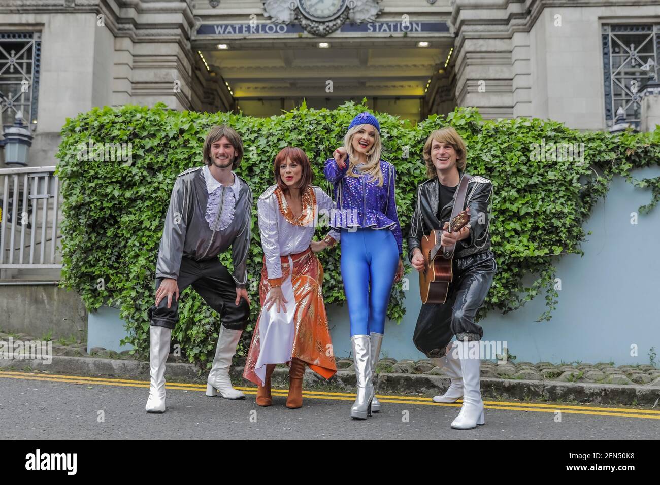 Waterloo Station, London, Großbritannien. Mai 2021. 47 Jahre nachdem Waterloo beim Eurovision Song Contest gesiegt hatte, war die Besetzung von ABBA MANIA (Rhiannon Porter als Agnetha Fältskog, Jojo Desmond als Anni-Frid Lyngstad, Edward Handoll als Björn Ulvaeus und Musical Director Loucas Hajiantoni als Benny Andersson) treten in die Fußstapfen der Supergruppe und bereiten sich auf ihre Rückkehr im West End in diesem Monat ins Shaftesbury Theatre vor. Amanda Rose/Alamy Live News Stockfoto