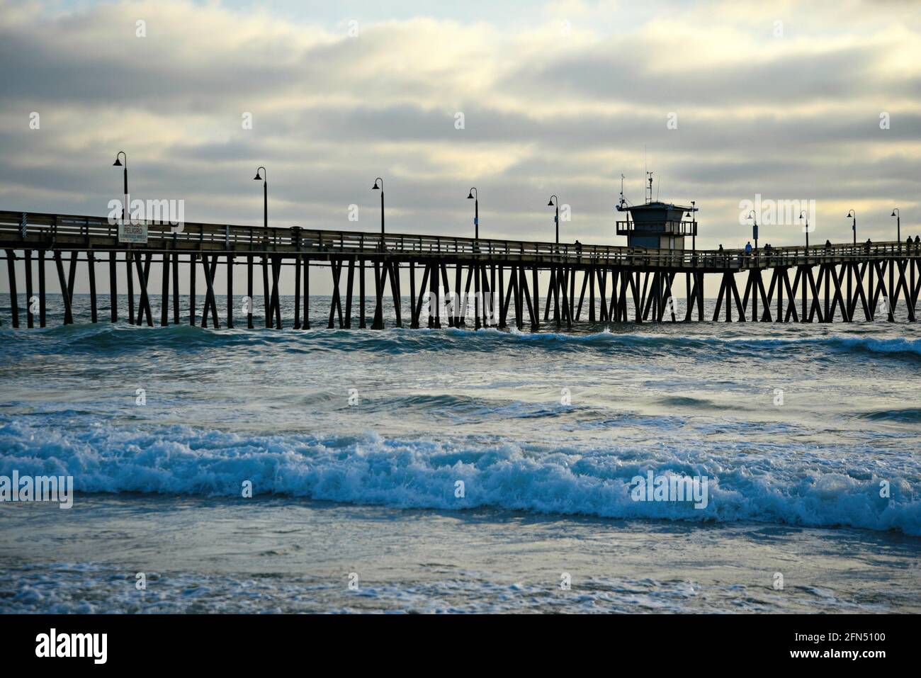 Wolkige Tageslandschaft mit Panoramablick auf den Imperial Beach Pier und das Tin Fish Restaurant in San Diego, Kalifornien, USA. Stockfoto