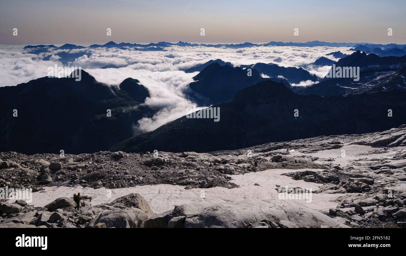 Blick vom Weg zum Aneto-Gipfel im Sommer mit einem Wolkenmeer über das Aran-Tal (Naturpark Posets-Maladetas, Benasque, Spanien, Pyrenäen) Stockfoto