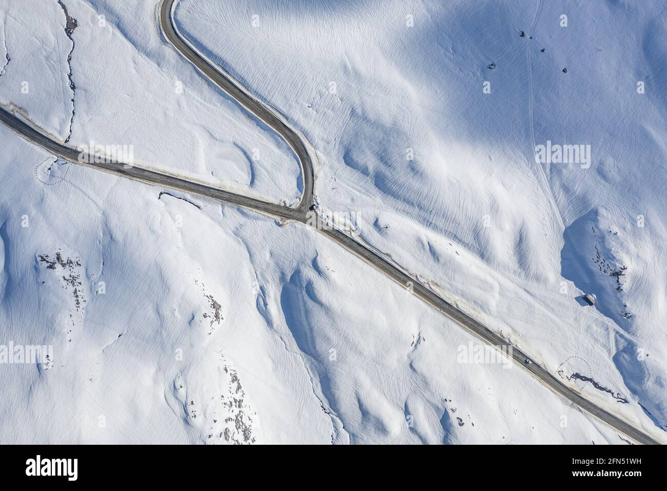 Luftaufnahme von Pla de Beret im Winter. Das Bild zeigt die beiden Quellen der Flüsse Garona und Noguera Pallaresa, eine zu jedem Hang, das Aran-Tal Stockfoto