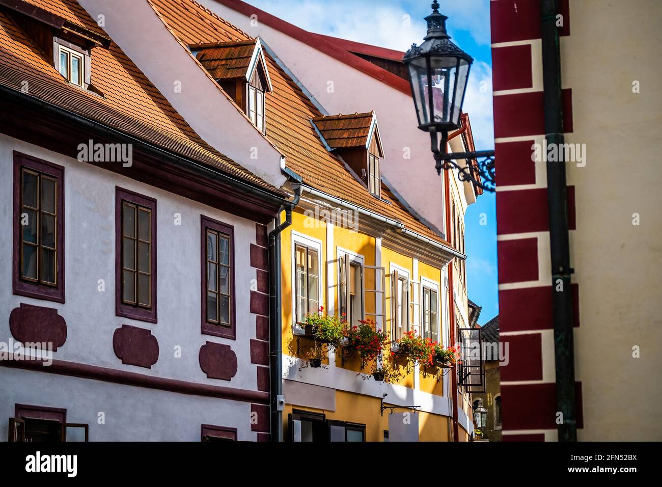 Bunte Häuser mit Blumen auf der Straße in Böhmische Krumlov dekoriert Stockfoto