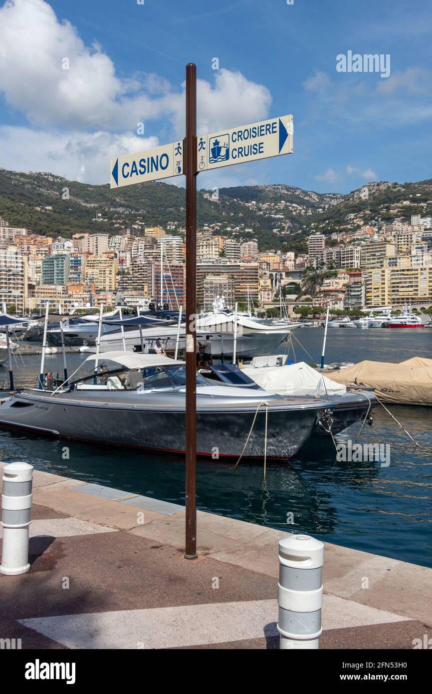 Hügel und Gebäude an der Grenze zum Jachthafen und Bootshafen in Monte Carlo, Monaco an der französischen Riviera. Melden Sie sich zum Casino und den Kreuzfahrtschiffen an. Stockfoto