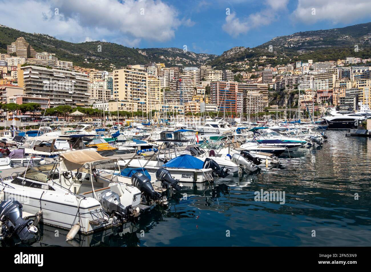 Hügel und Gebäude an der Grenze zum Jachthafen und Bootshafen in Monte Carlo, Monaco an der französischen Riviera. Stockfoto