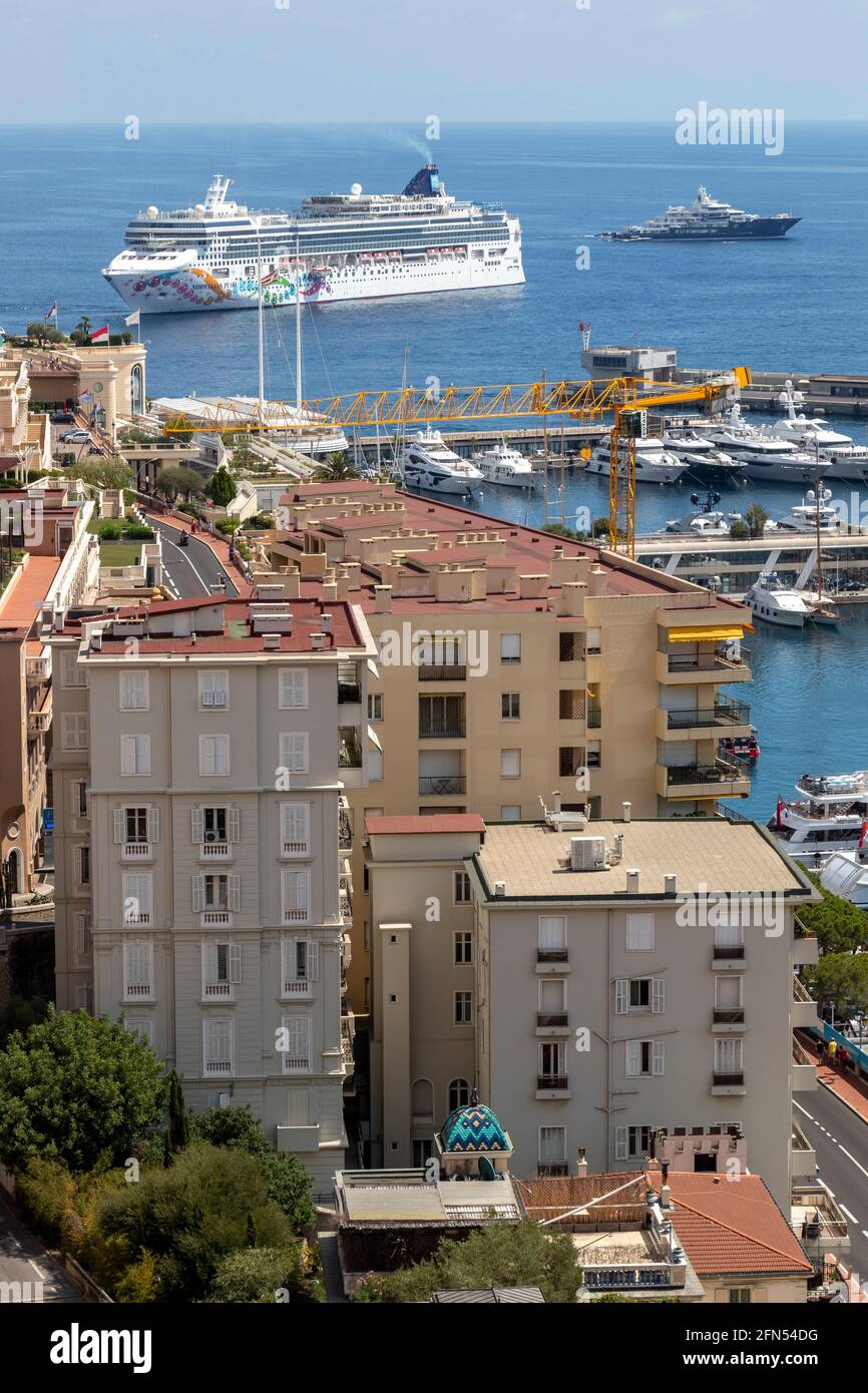 Mit Blick auf die Hafengebäude von Monte Carlo, Monaco. Das norwegische Pearl-Schiff vor Anker. Stockfoto