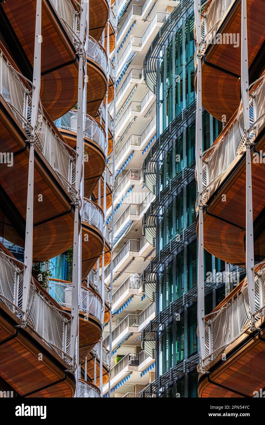 Abstraktes Bild aus Farb-, Licht- und Formmustern zweier Wohnblocks in Monte Carlo, Monaco. Stockfoto