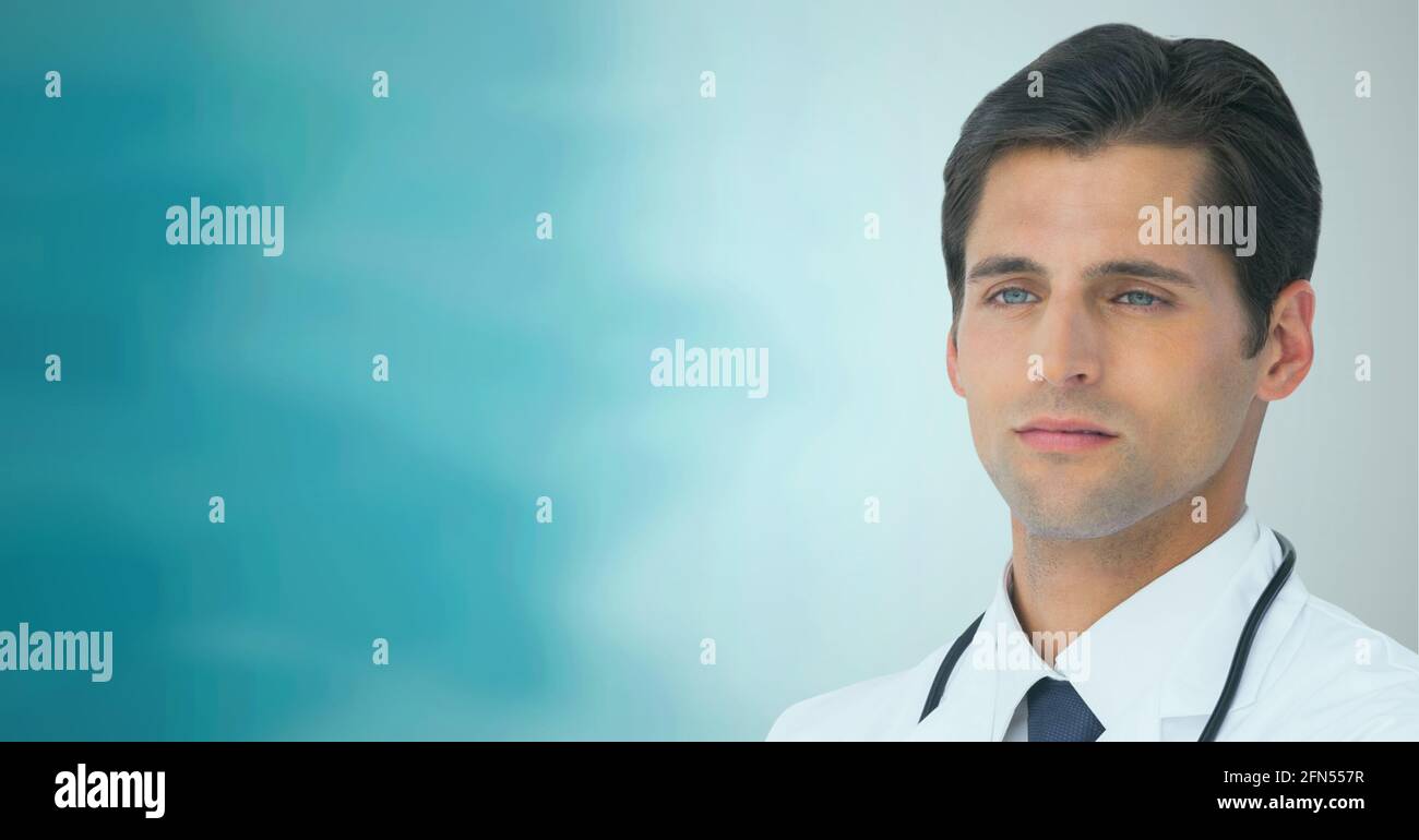 Kaukasischer männlicher Arzt gegen blauen und weißen Gradienten Hintergrund Stockfoto
