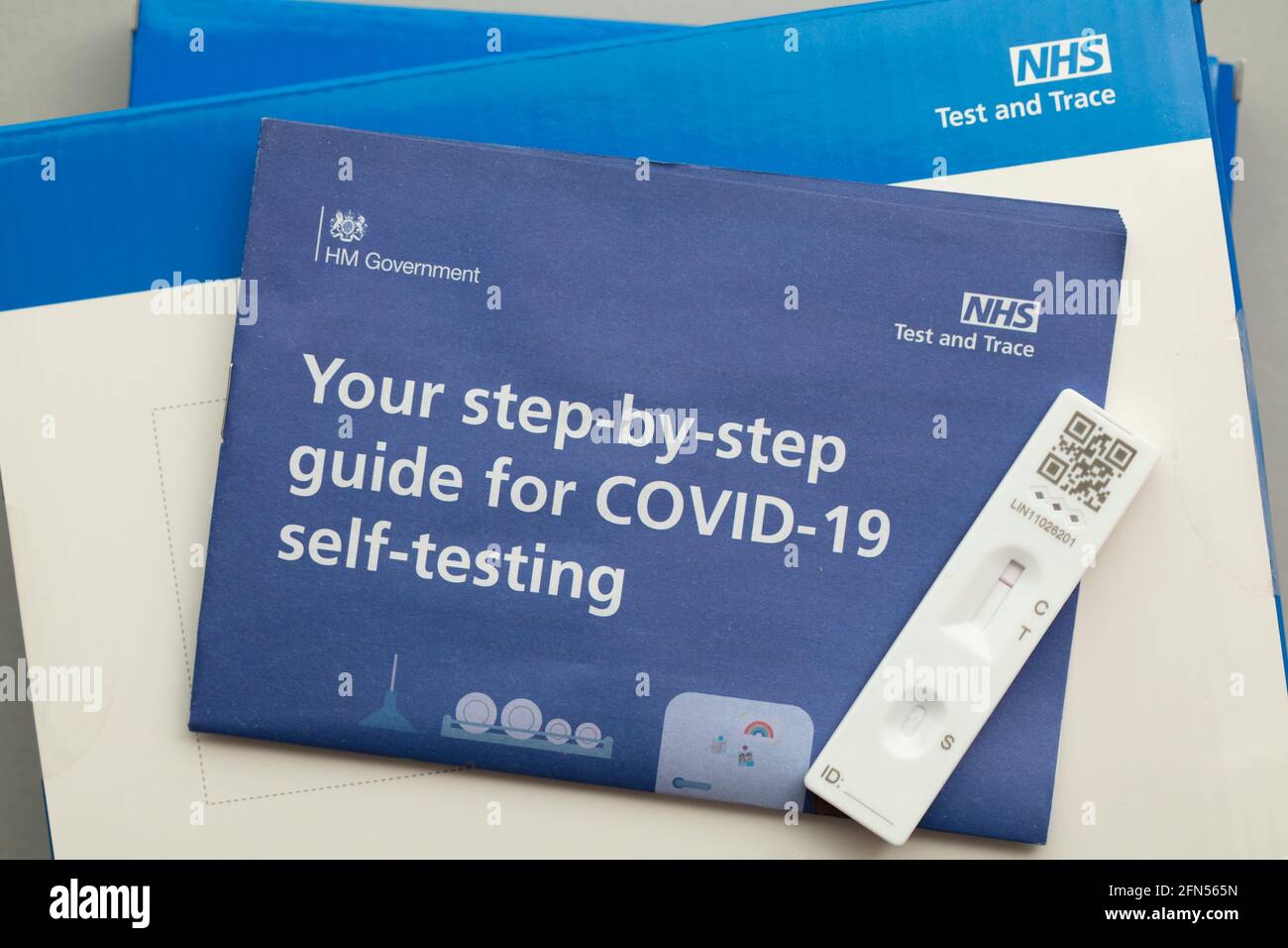 LONDON, Großbritannien - Mai 2021: NHS Test and Trace Covid-19 Home Test Kit Stockfoto