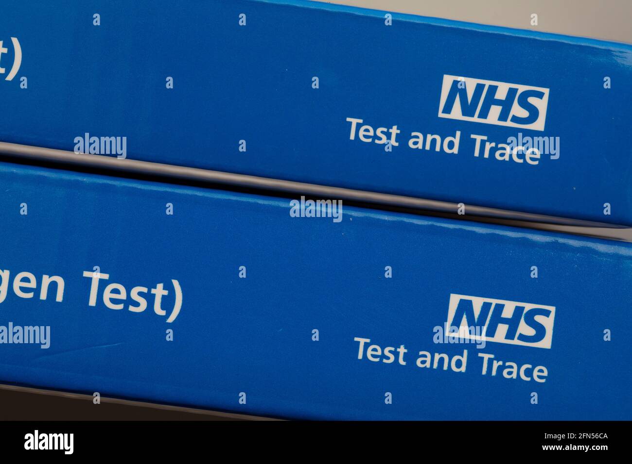 LONDON, Großbritannien - Mai 2021: NHS Test and Trace Covid-19 Home Test Kit Stockfoto