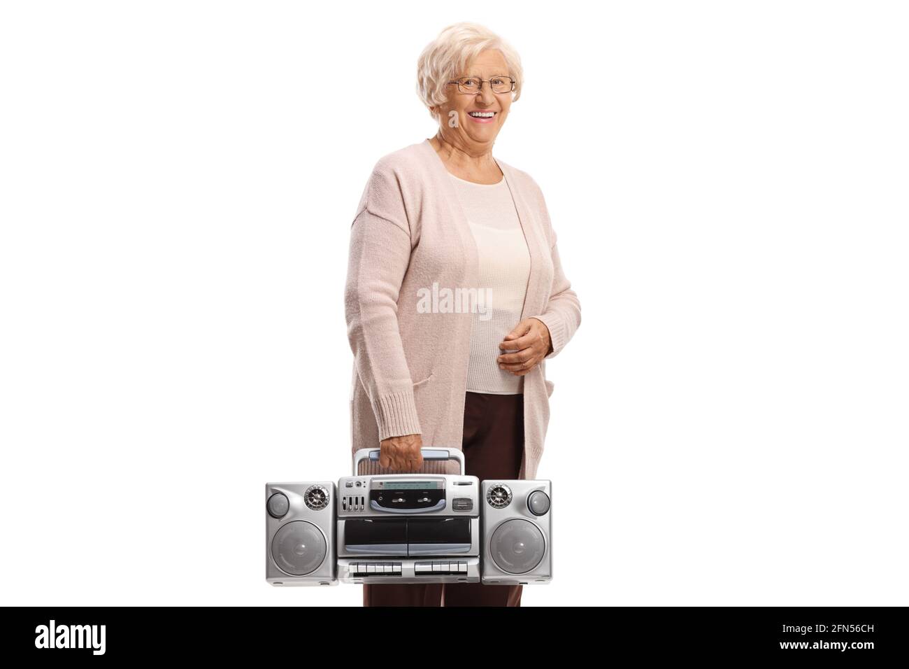 Ältere Frau lächelt und hält ein Radio mit Boombox isoliert Weißer Hintergrund Stockfoto