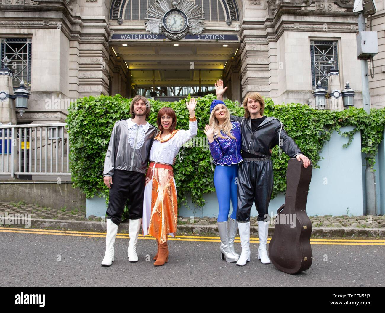 London, Großbritannien. Mai 2021. 47 Jahre nach dem Sieg von „Waterloo“ beim Eurovision Song Contest bereiten sich die Darsteller von „ABBA MANIA“ auf ihre Rückkehr im West End im Shaftesbury Theatre in diesem Monat vor. Die Theater werden ab dem 17. Mai wiedereröffnet. Die Darsteller, (von links nach rechts) Loucas Hajiantoni, JoJo Desmond, Rhiannon Porter und Edward Handoll posieren für Fotos vor der Waterloo Station. Kredit: Mark Thomas/Alamy Live Nachrichten Stockfoto
