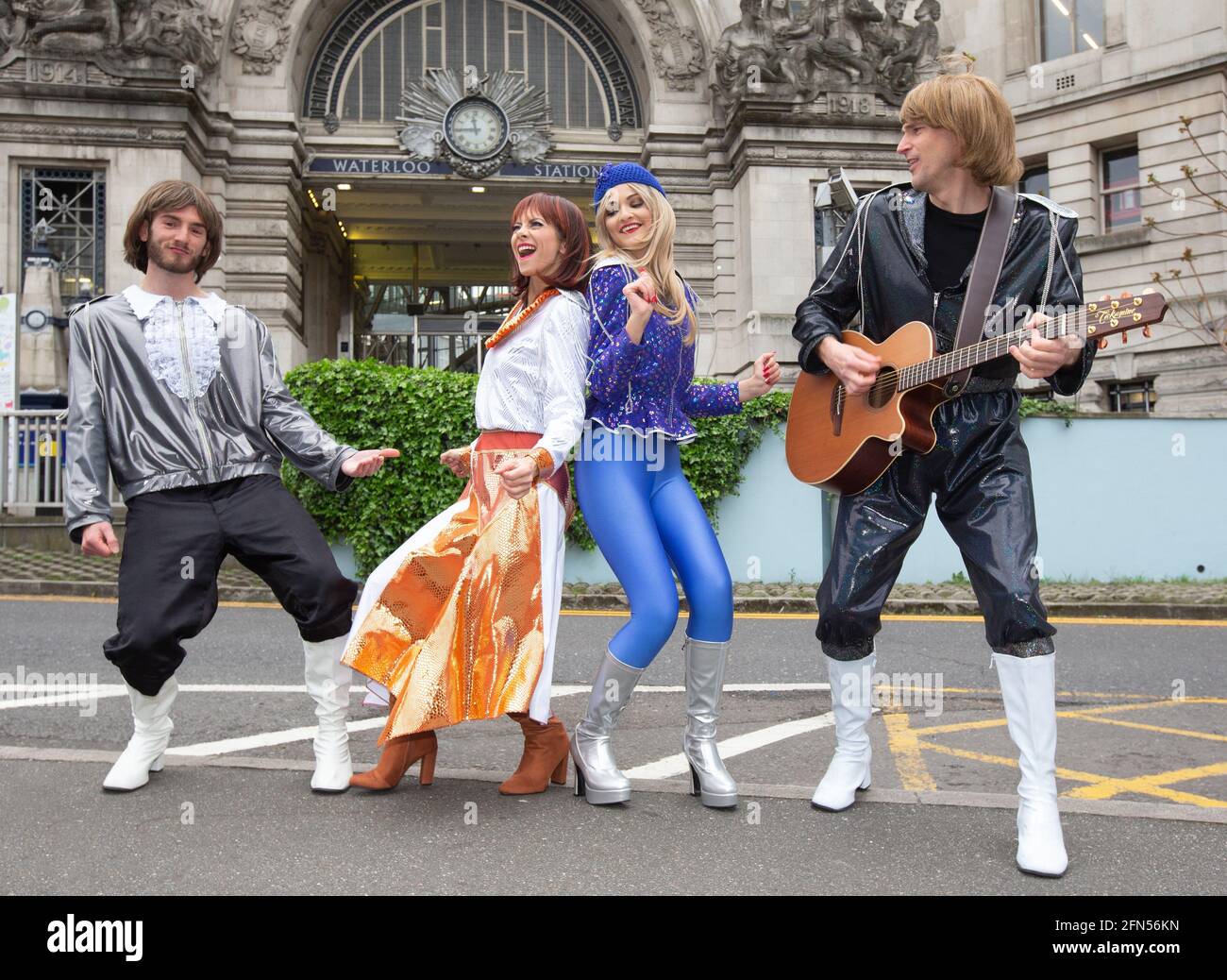 London, Großbritannien. Mai 2021. 47 Jahre nach dem Sieg von „Waterloo“ beim Eurovision Song Contest bereiten sich die Darsteller von „ABBA MANIA“ auf ihre Rückkehr im West End im Shaftesbury Theatre in diesem Monat vor. Die Theater werden ab dem 17. Mai wiedereröffnet. Die Darsteller, (von links nach rechts) Loucas Hajiantoni, JoJo Desmond, Rhiannon Porter und Edward Handoll posieren für Fotos vor der Waterloo Station. Kredit: Mark Thomas/Alamy Live Nachrichten Stockfoto
