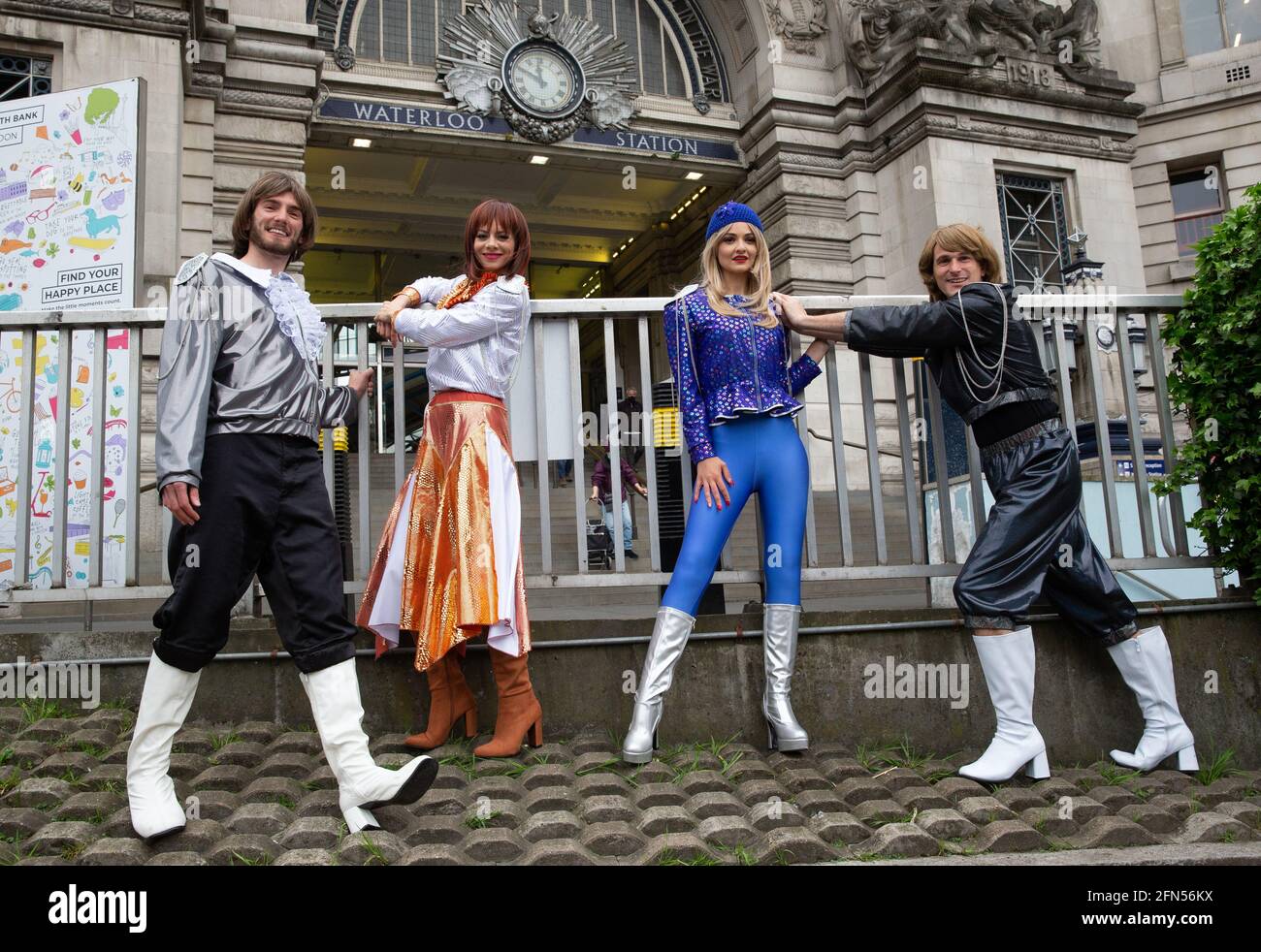 London, Großbritannien. Mai 2021. 47 Jahre nach dem Sieg von „Waterloo“ beim Eurovision Song Contest bereiten sich die Darsteller von „ABBA MANIA“ auf ihre Rückkehr im West End im Shaftesbury Theatre in diesem Monat vor. Die Theater werden ab dem 17. Mai wiedereröffnet. Die Darsteller, (von links nach rechts) Loucas Hajiantoni, JoJo Desmond, Rhiannon Porter und Edward Handoll posieren für Fotos vor der Waterloo Station. Kredit: Mark Thomas/Alamy Live Nachrichten Stockfoto