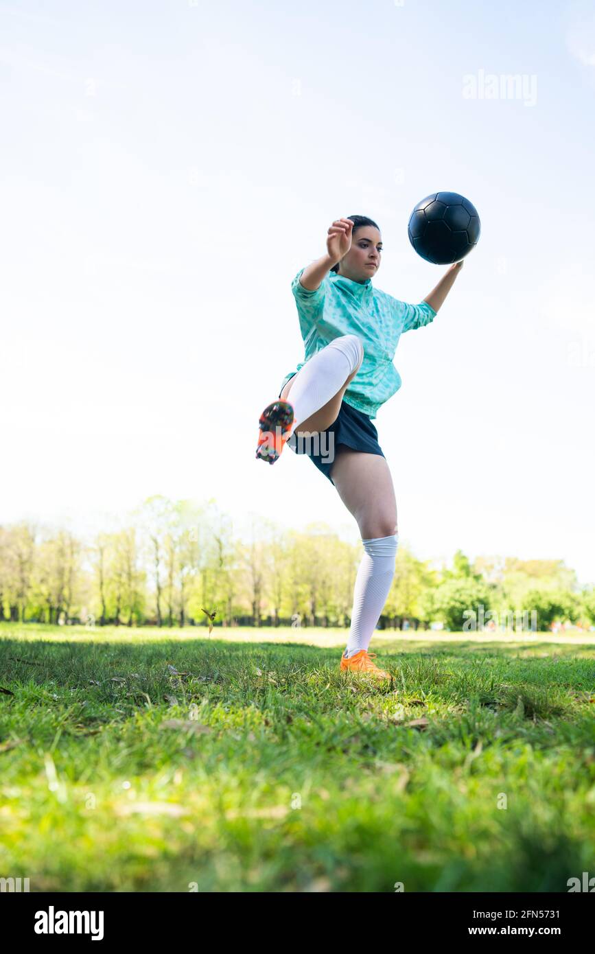 Junge Frau übt Fußball mit Ball. Stockfoto