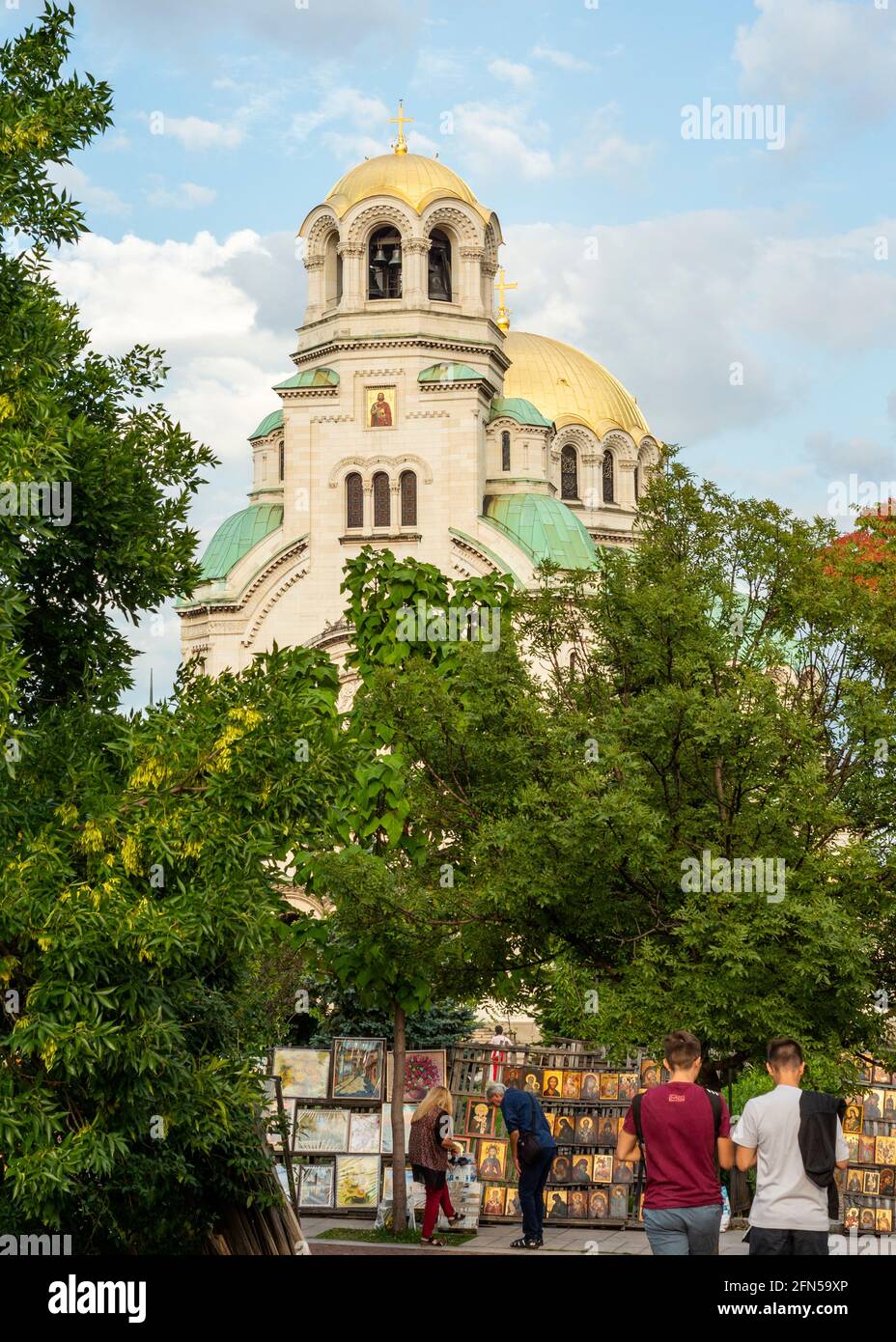 Touristen auf dem handgefertigten Ikonen-Markt und der Alexander-Nevsky-Kathedrale in Sofia, Bulgarien Stockfoto