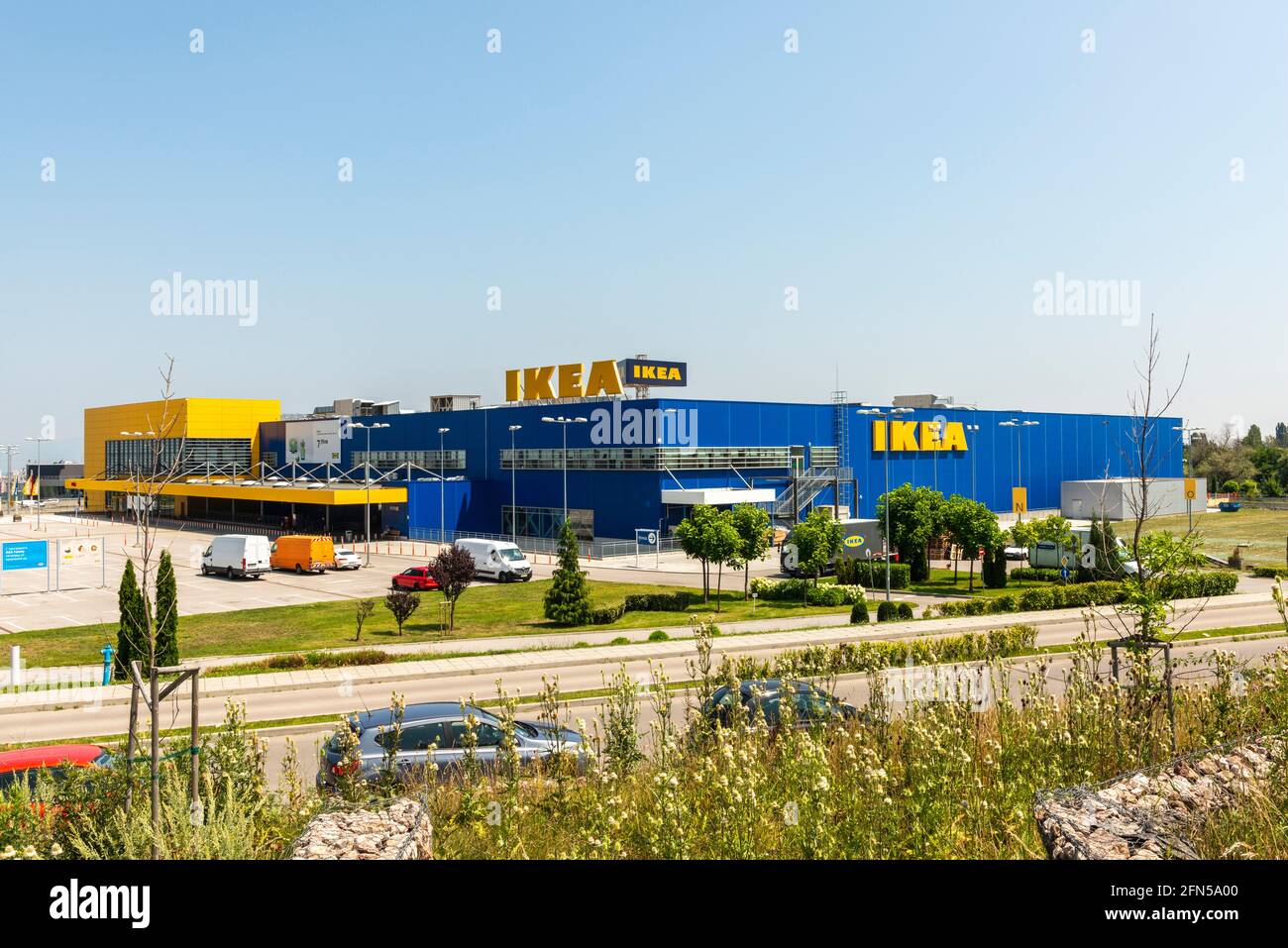 Gesamtansicht des Ikea-Ladens blau-gelbes Baugeschäft in den Außenbezirken von Sofia, Bulgarien, ab 2020 Stockfoto