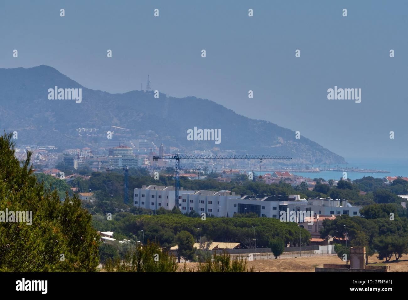 Fantastischer Blick auf die Stadt Sitges, Spanien an einem sonnigen Frühlingstag Stockfoto