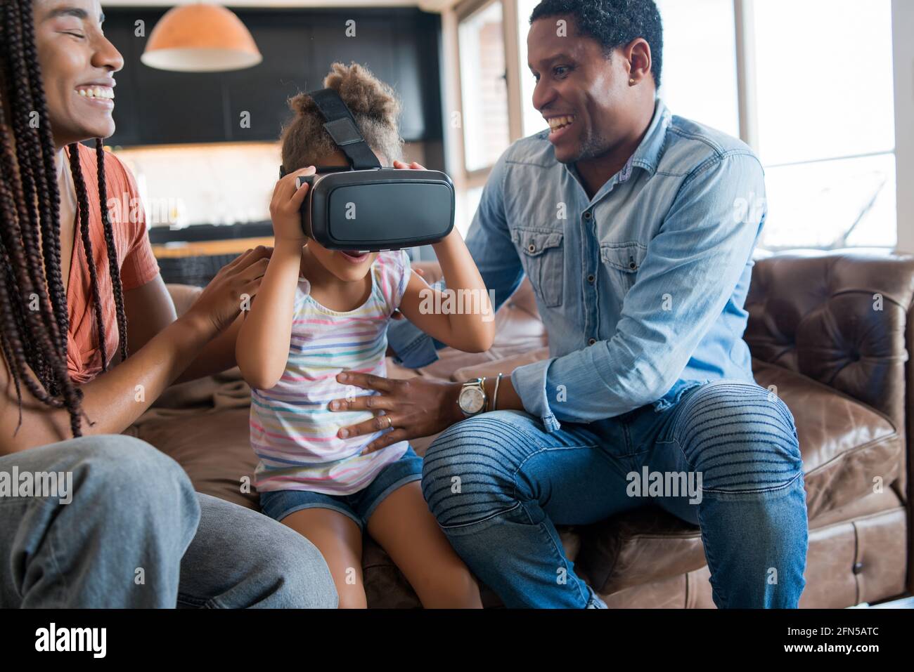 Familie spielt Videospiele mit VR-Brille. Stockfoto