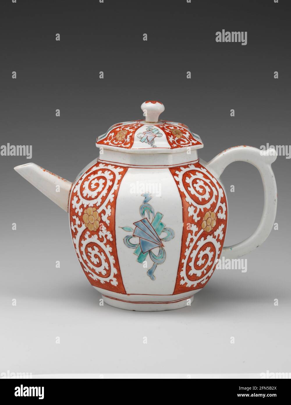 Teekannen im japanischen Stil dekoriert ca. 1752–55 Chelsea Porzellan Manufaktur Stockfoto