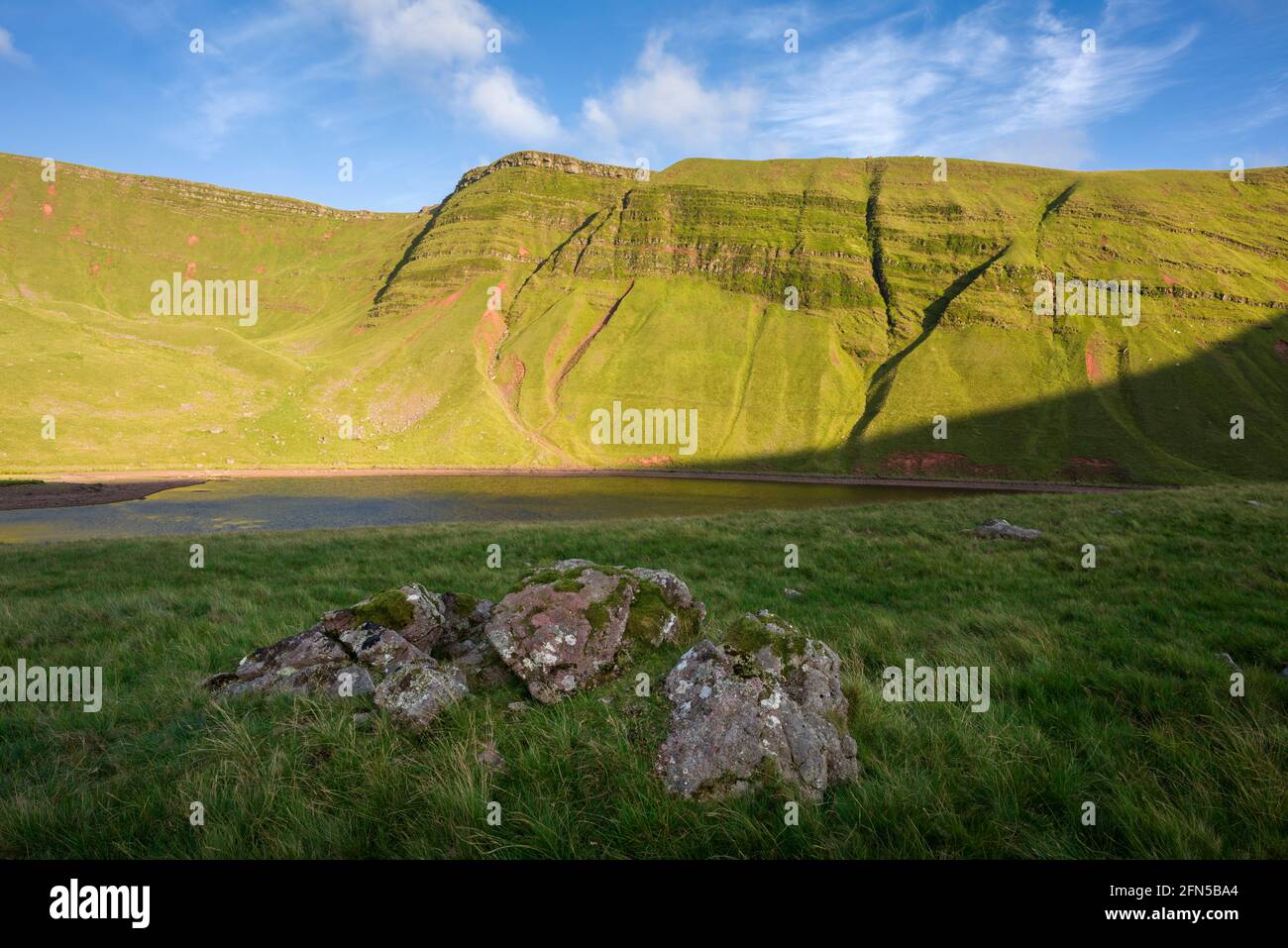 Llyn y Fan Fach Lake unterhalb des Abhangs der Carmarthen Fans (Bannau Sir Gaer) im Bannau Brycheiniog (Brecon Beacons) National Park, Carmarthenshire, Südwales. Stockfoto