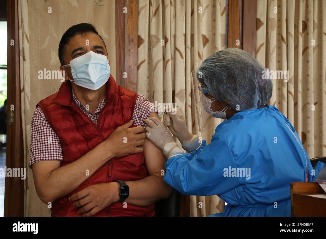 Kathmandu, NE, Nepal. Mai 2021. Ein Gesundheitsmitarbeiter impft Gesetzgeber mit einem Covishield-Impfstoff gegen Covid-19 in Kathmandu, Nepal. Quelle: Aryan Dhimal/ZUMA Wire/Alamy Live News Stockfoto