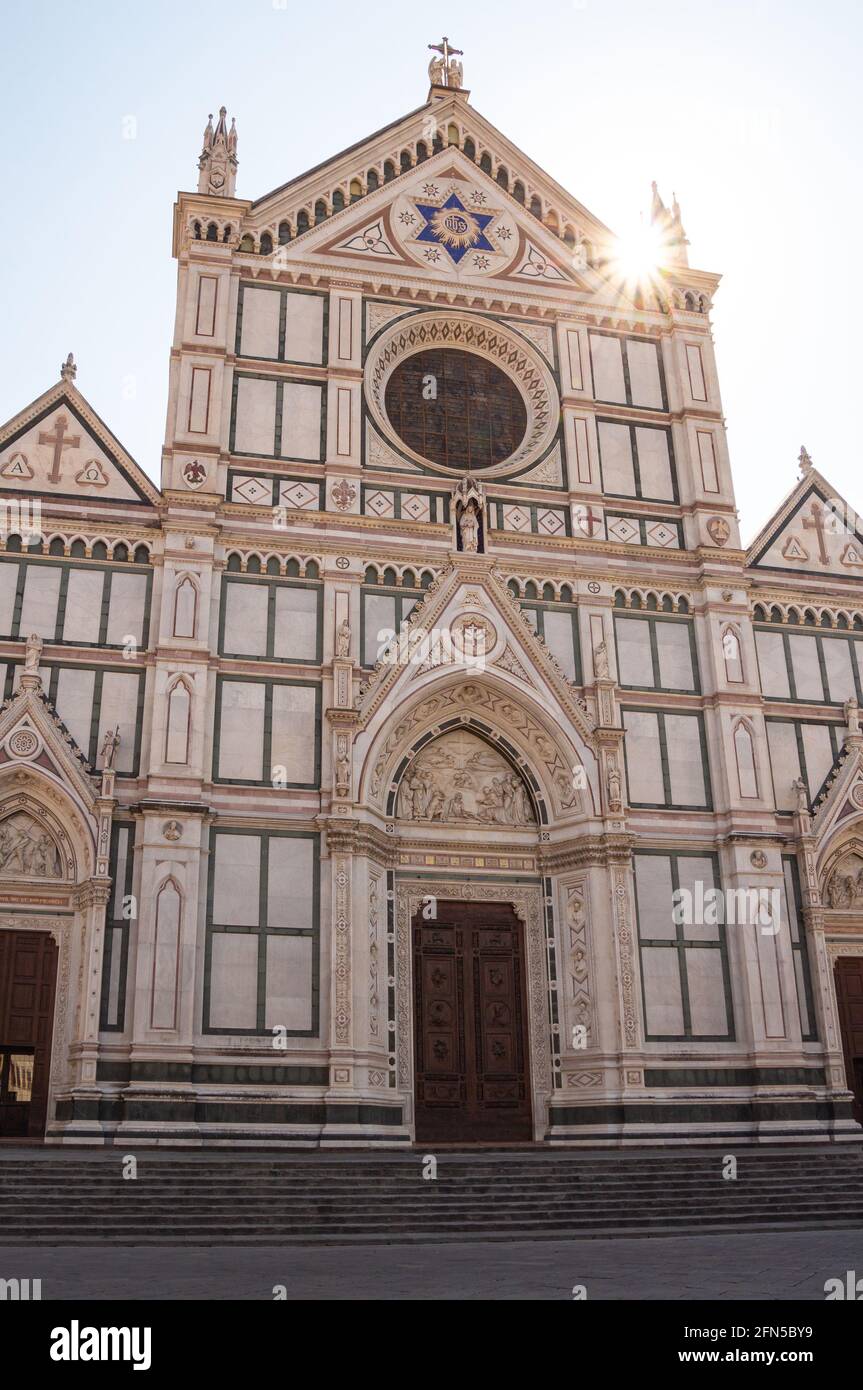 Vorderansicht der Basilika Santa croce und der leeren piazza di santa croce, einer berühmten Touristenattraktion in Florenz (Firenzano), Italien Stockfoto
