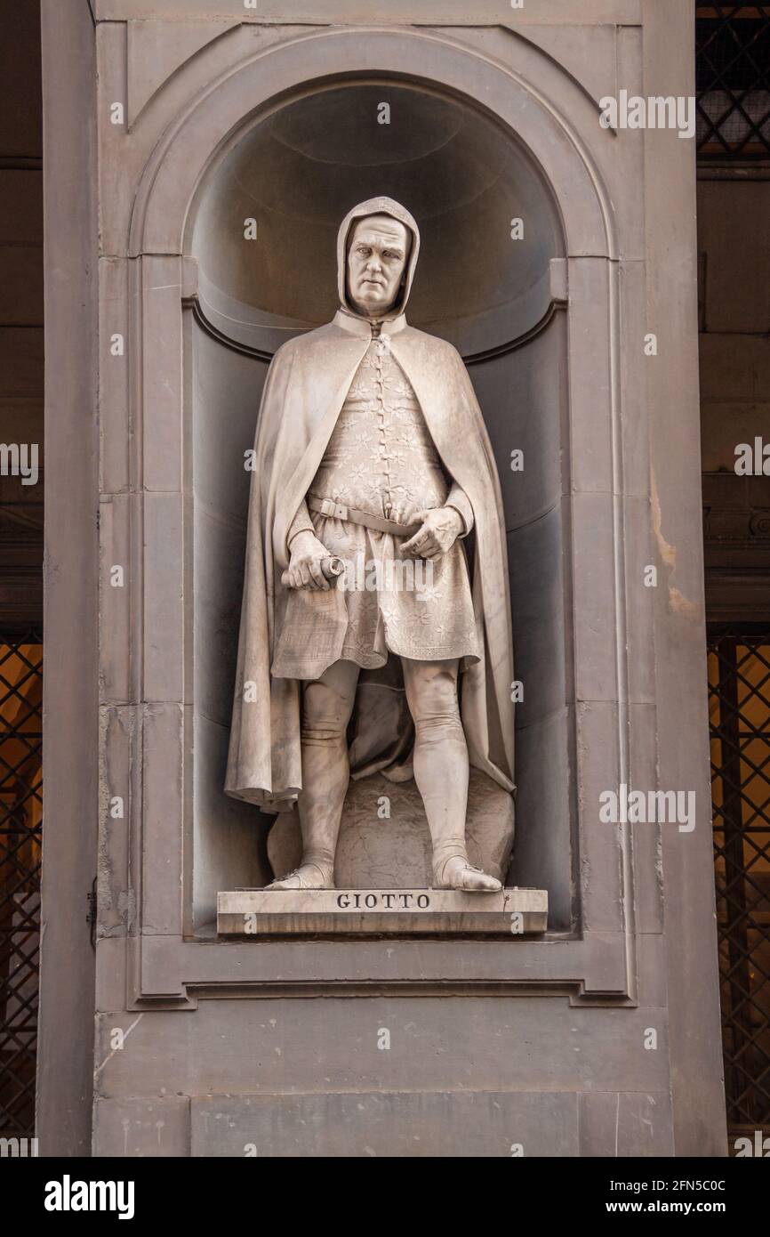 Statue des Giotto di Bondone vor den berühmten Uffizien In Florenz (Florenz) Italien Stockfoto