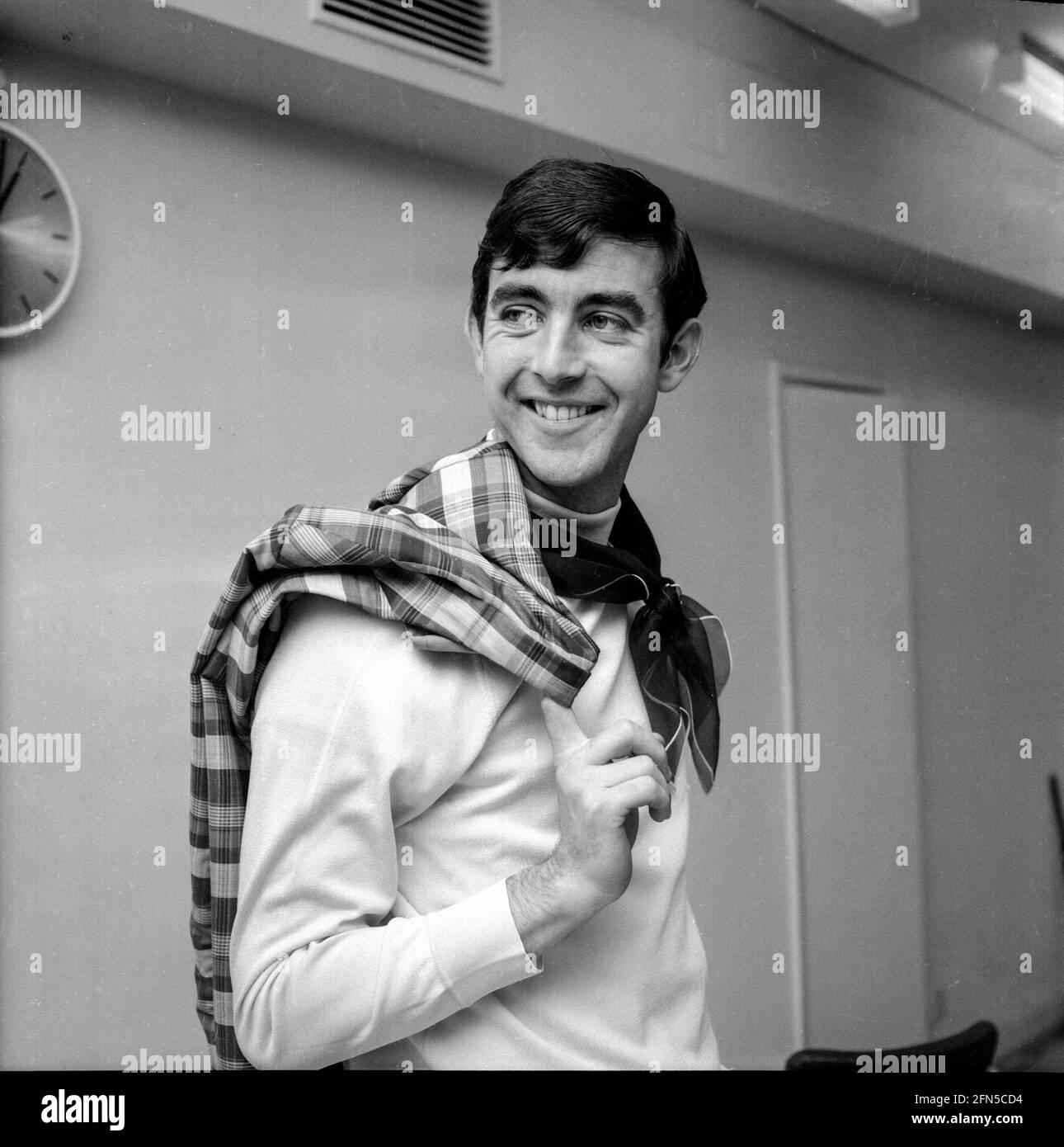 Der Comedy-Schauspieler John Alderton lächelt in einem Korridor von Fernsehstudios, wahrscheinlich während der Aufnahme der Comedy-Serie Please Sir. Stockfoto