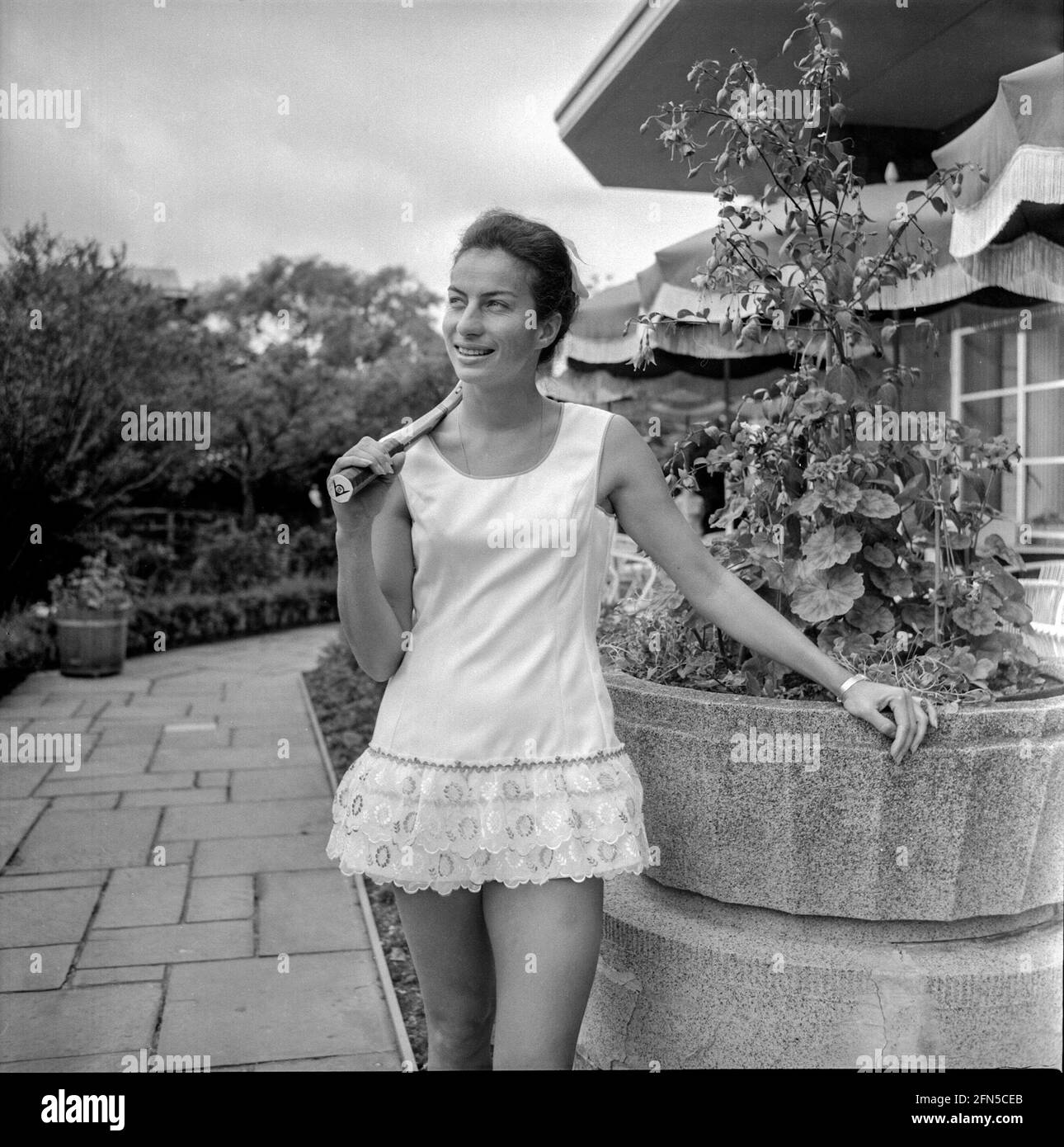 Die britische Tennismeisterin Virginia Wade posiert mit einem neuen Tenniskleid von Teddy Tinling für die Kamera. Sie ist im Dachgarten von Derry and Toms in Kensington, London, zu sehen. Stockfoto