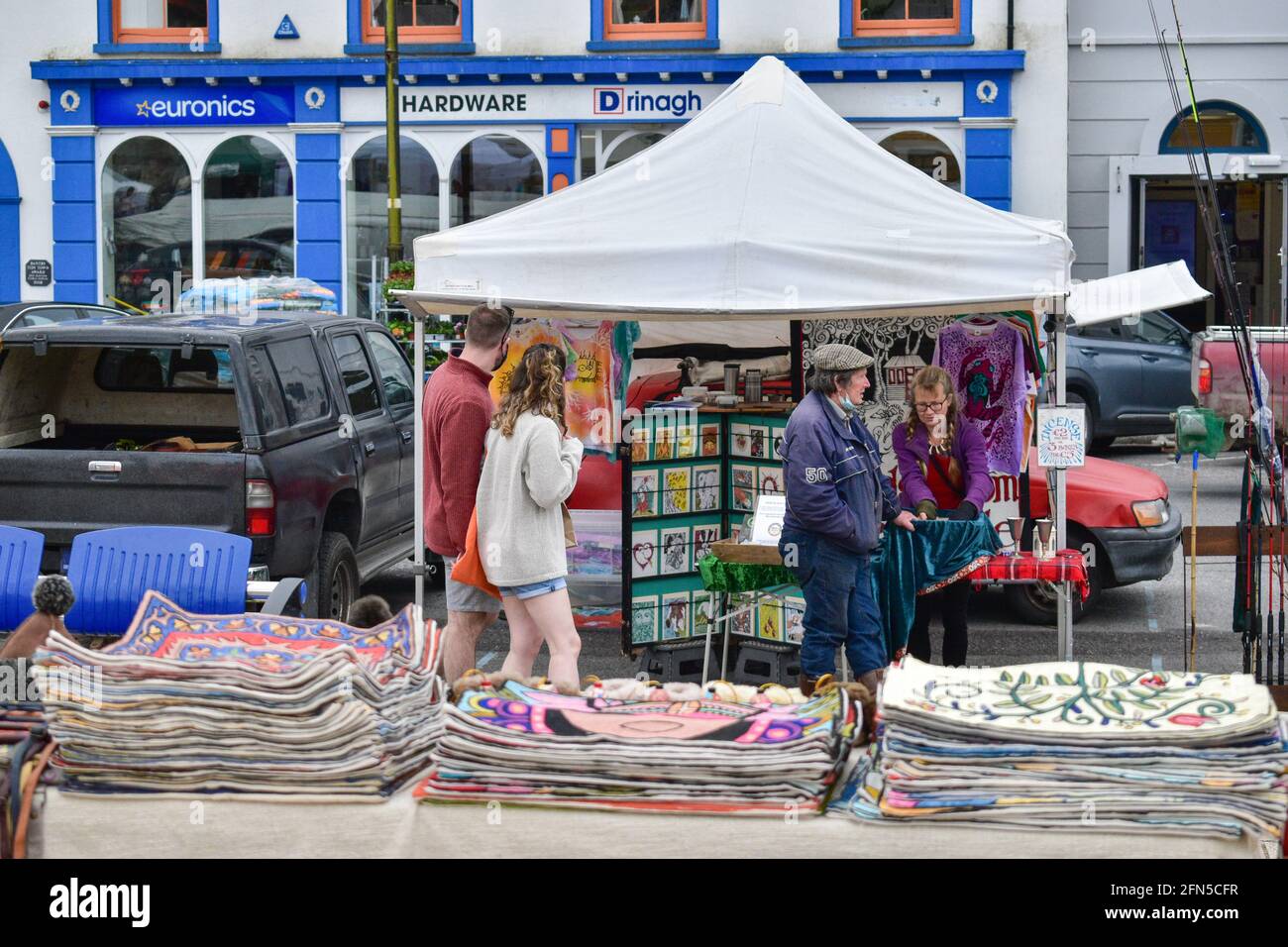 Bantry, West Cork, Irland. Mai 2021. Der Stadtmarkt von Bantry war heute voll, da Reisen zwischen den Grafschaften aus nicht unbedingt notwendigen Gründen zurückgegeben wurden. Kredit: Bantry Media/Alamy Live Nachrichten Stockfoto