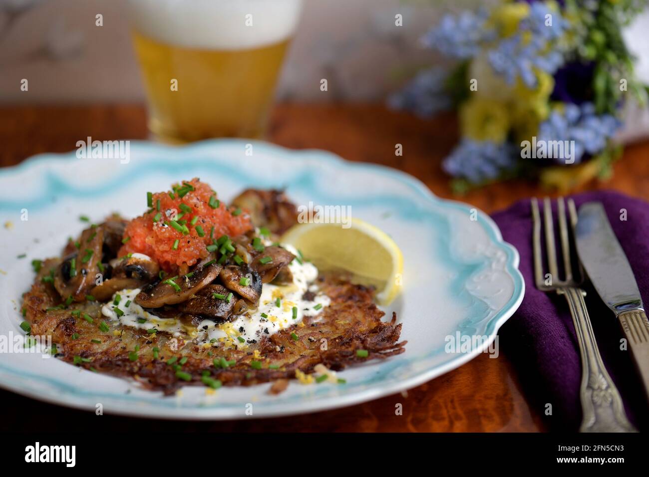 Knusprige schwedische Kartoffelkuchen mit gebratenen Pilzen, cremiger Zitronensauce und Rogen. Foto Janerik Henriksson / TT-Code 10010 Stockfoto