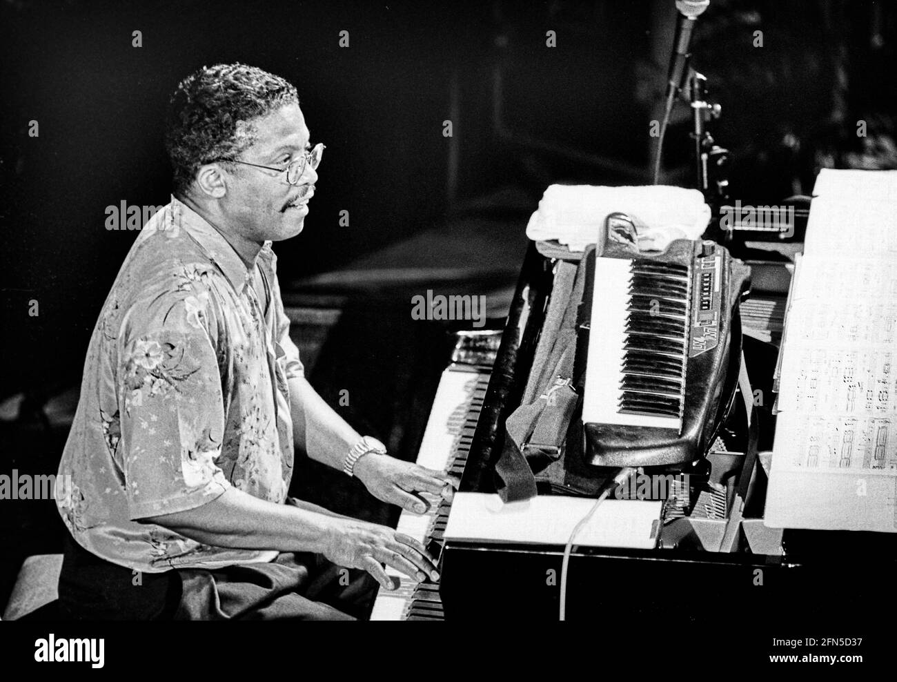 Konzert von Herbie Hancock am Klavier mit seiner Band im Rahmen des Jazz Port Hamburg in der Fischauktionshalle. 08.07.1991 - Christoph Keller Stockfoto