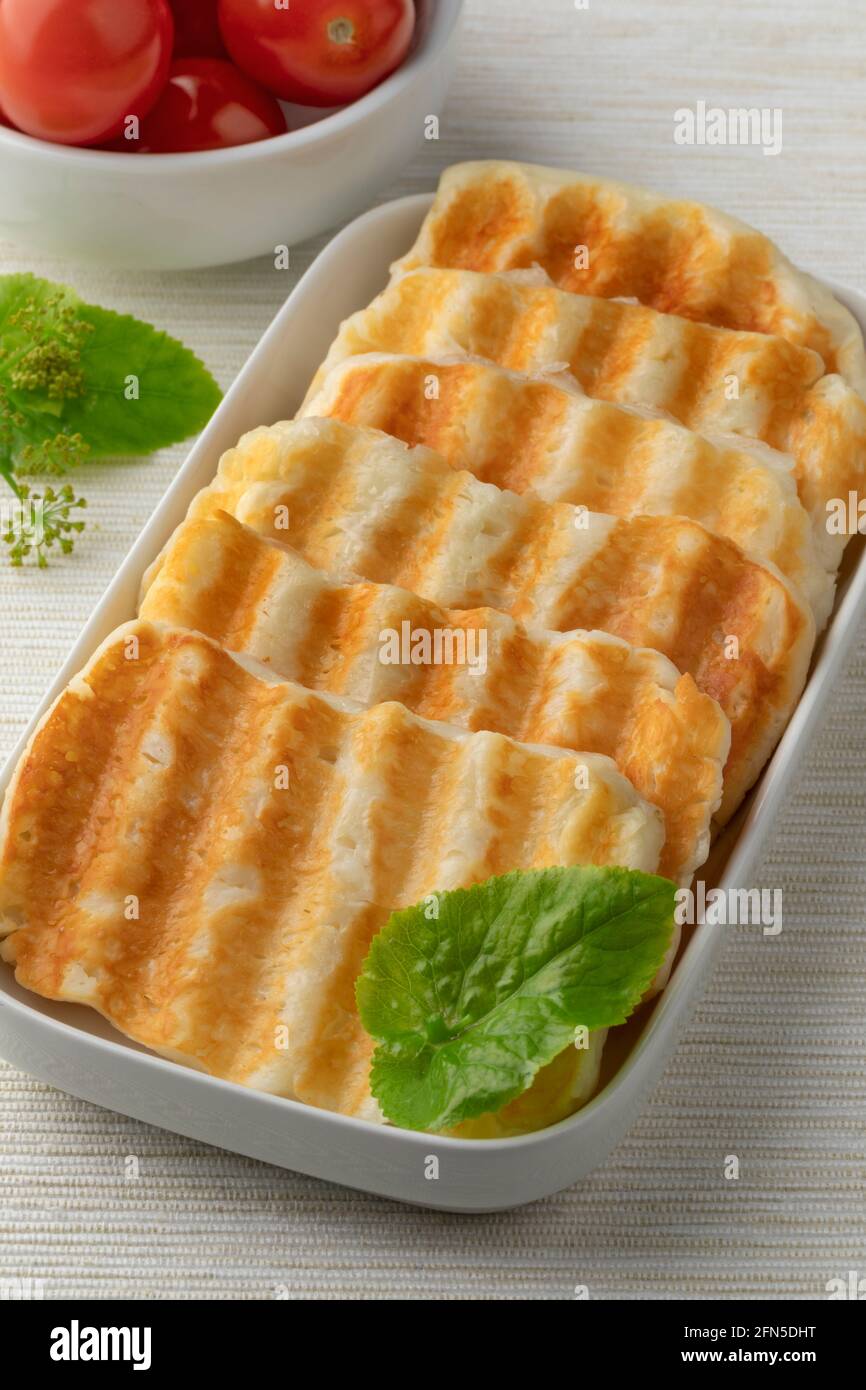 Mediterraner leckerer gegrillter Halloumi-Käse aus nächster Nähe zum Mittagessen Stockfoto