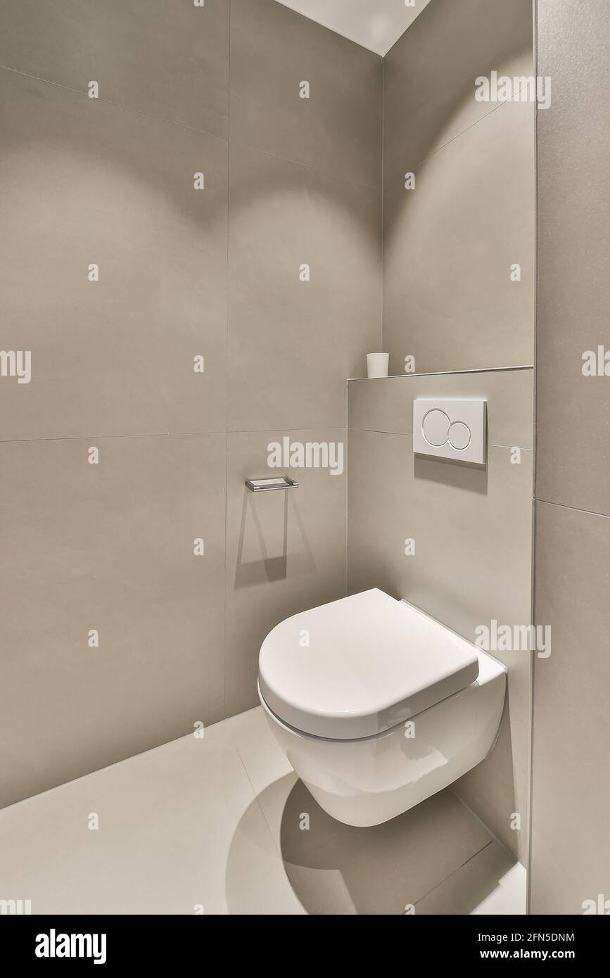 Toilette in enger Toilette mit Wandaufhängung Stockfoto