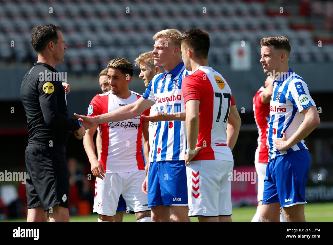 EMMEN, NIEDERLANDE - MAI 13: Schiedsrichter Bas Nijhuis diskutiert mit Jan Paul van Hecke vom SC Heerenveen über die zweite Strafe während der niederländischen Eredivis Stockfoto