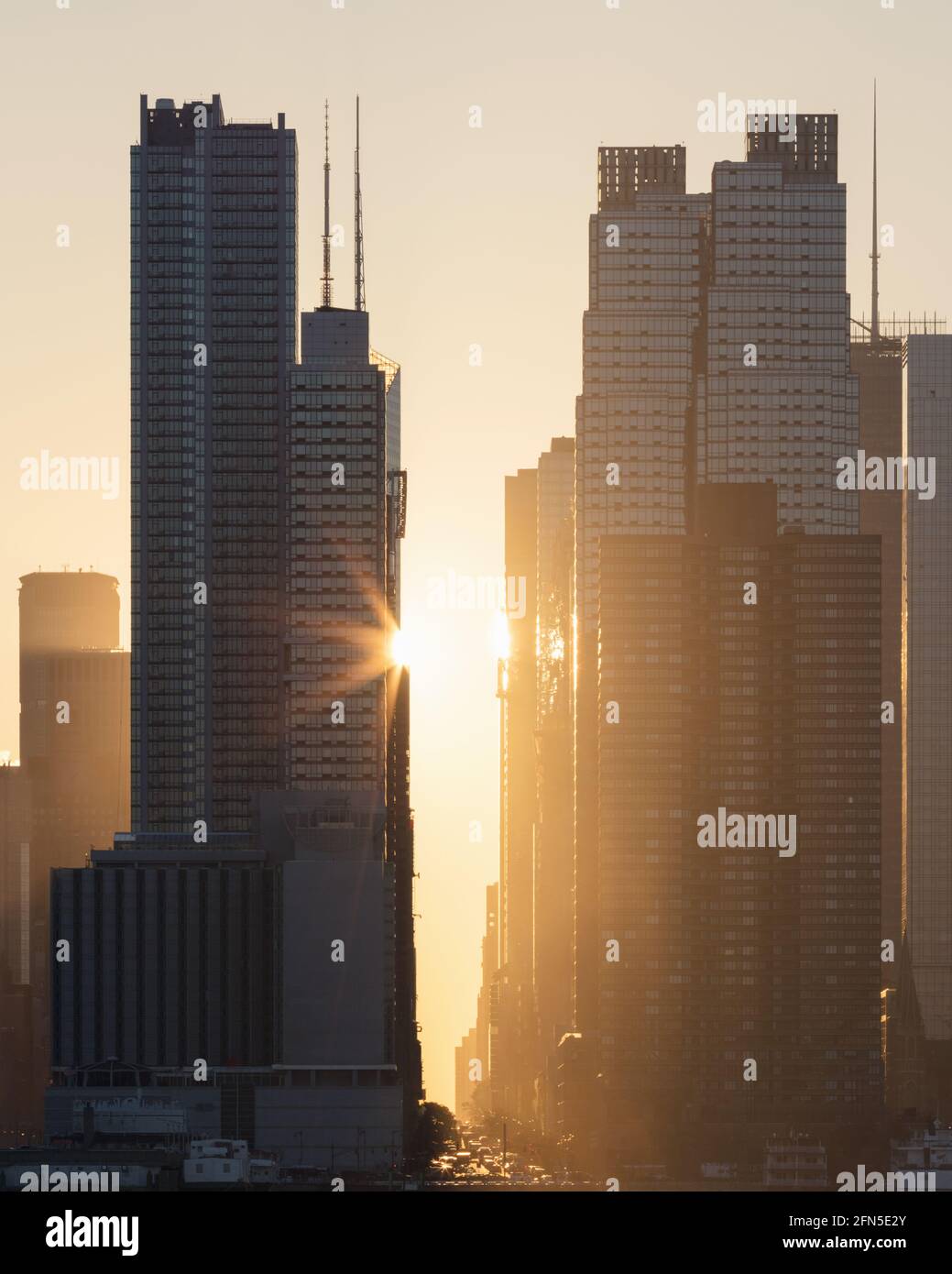 Sonnenaufgang auf der W42 St, New York City, USA Stockfoto