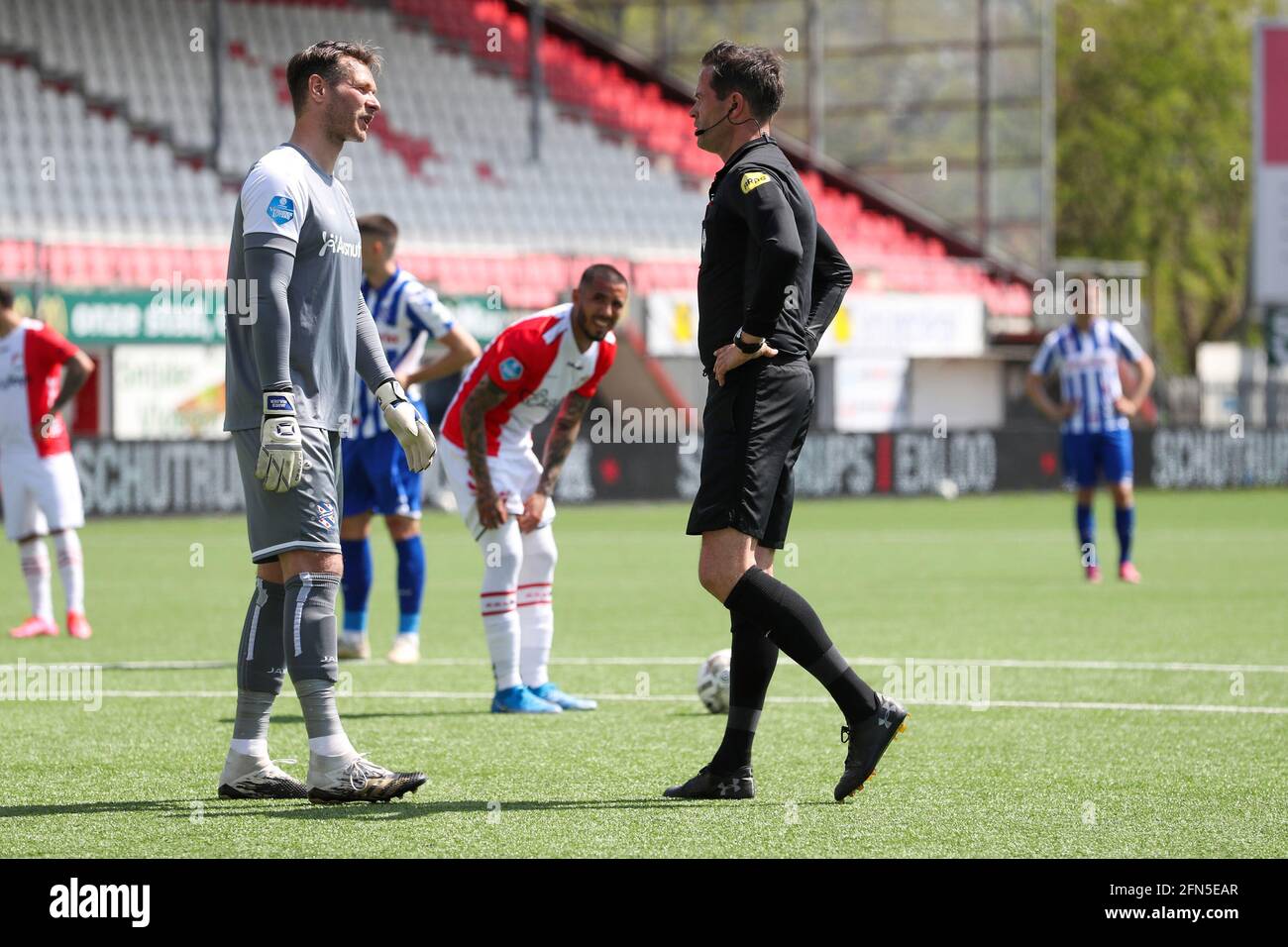 EMMEN, NIEDERLANDE - MAI 13: Torwart Erwin Mulder vom SC Heerenveen diskutiert mit Schiedsrichter Bas Nijhuis über die Strafe während der niederländischen Eredivisi Stockfoto