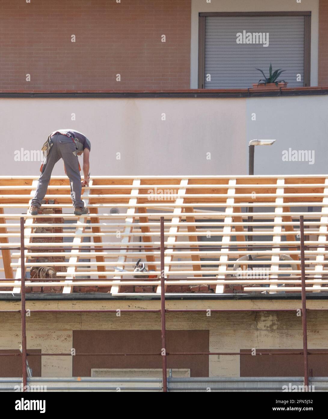 Ein neues Dach auf einem alten Gebäude zu errichten, das von steuerlichen Anreizen oder Ökosystemen für Renovierungen profitiert. Stockfoto