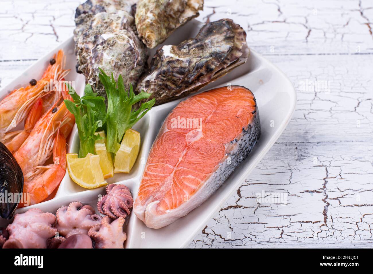 Set mit verschiedenen Meeresfrüchten auf Platte Stockfoto