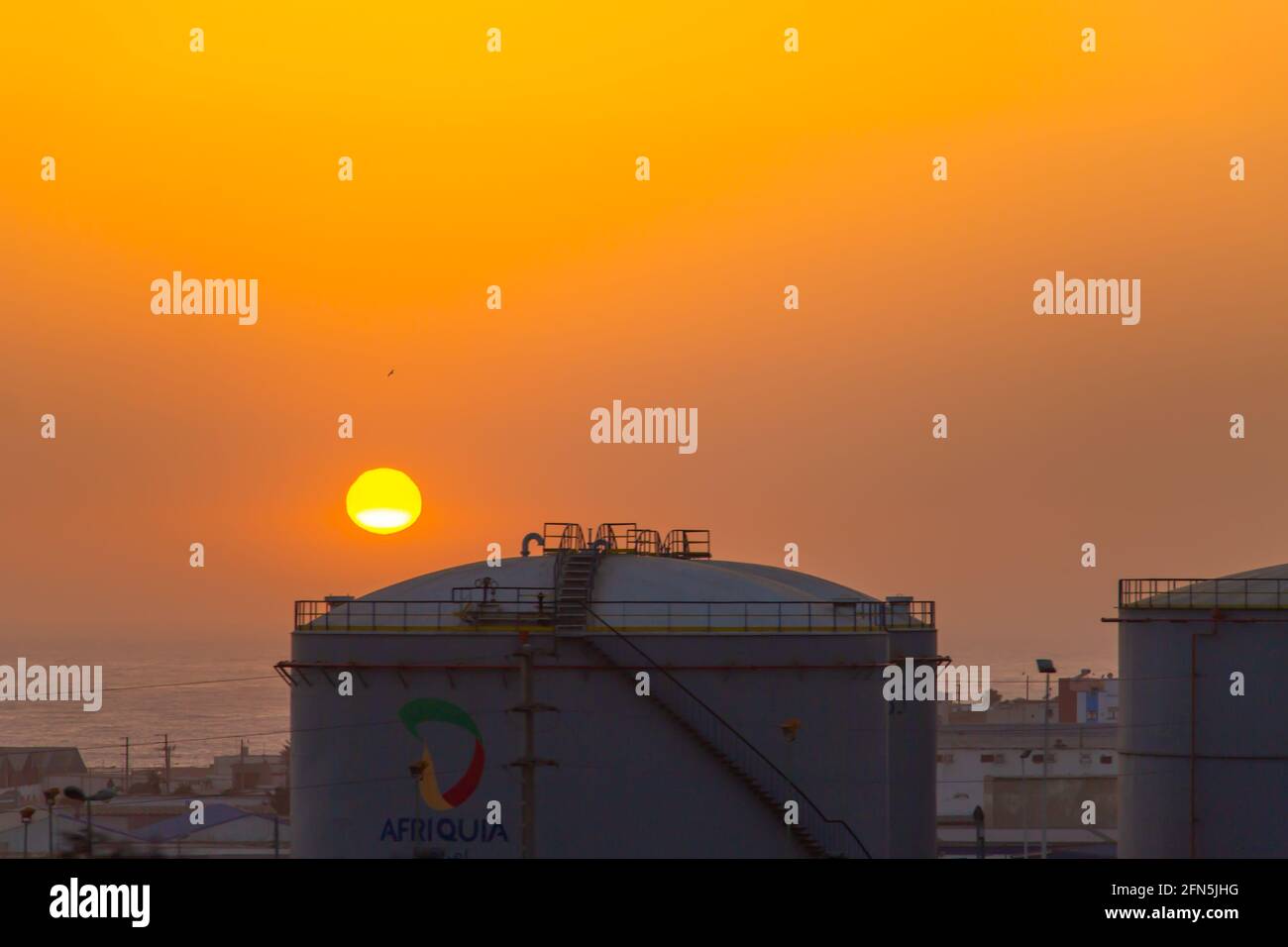 Agadir, Marokko - 25. JULI 2020: Ein wunderschöner Sonnenuntergang mit Afriquia-Treibstofftanks Stockfoto