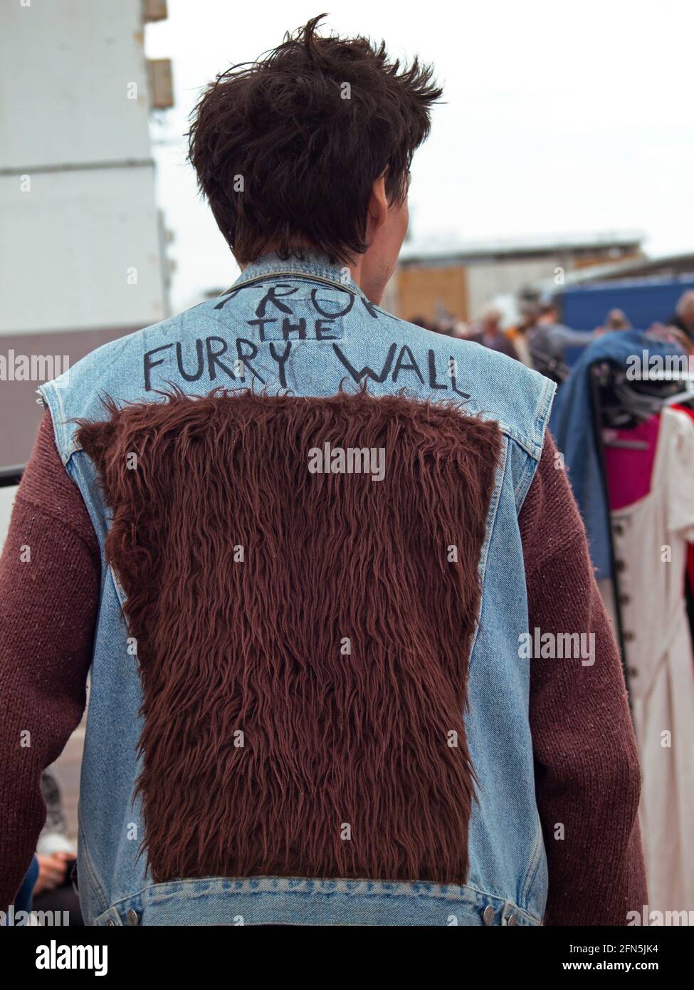 Eine ungewöhnliche Jacke, die von einem Mann in Brighton Marina getragen wird Riesige Boot-Messe Stockfoto