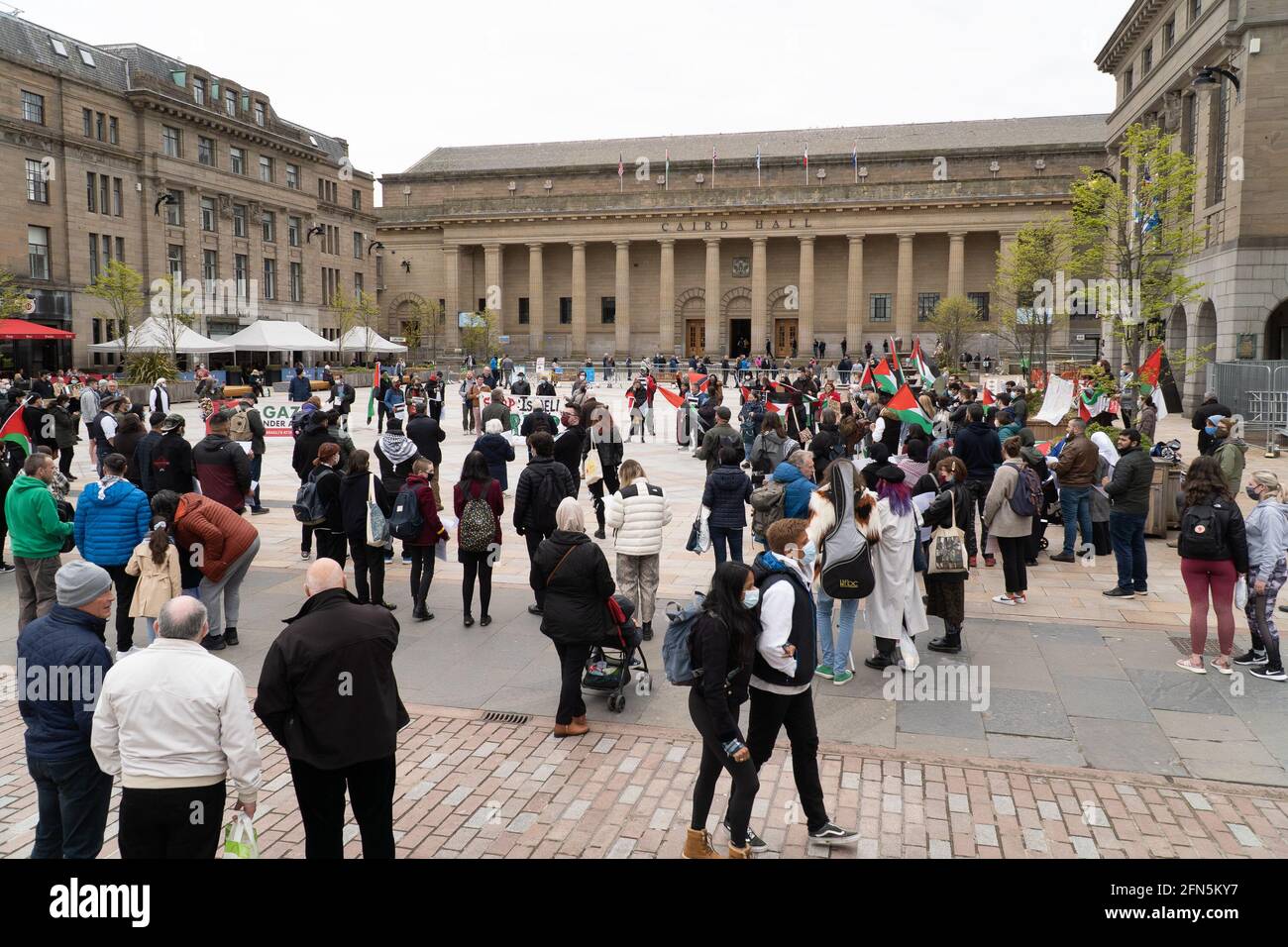 Caird Hall, Dundee, Tayside, Schottland, Großbritannien, 14. Mai 2021: Große Gruppe versammelt sich für den Protest der Scottish Palestine Solidarity Campaign vor der Caird Hall in Dundee. Sie protestieren gegen Israel und ihre Gewalt gegen das palästinensische Volk. Überall auf der Welt finden große Proteste statt. Kredit: Barry Nixon/Alamy Live Nachrichten Stockfoto