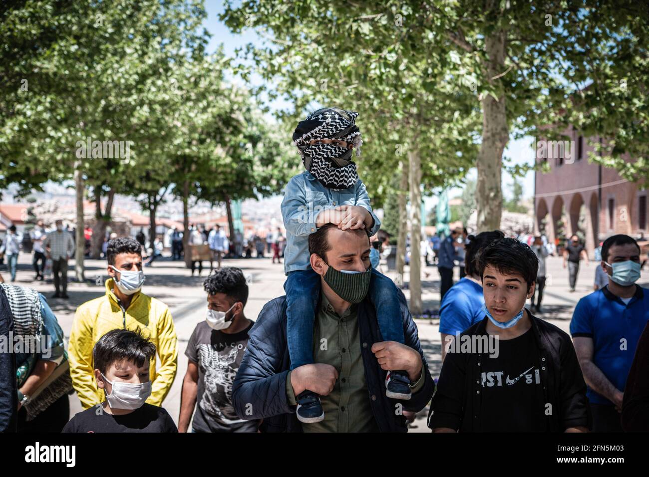 Ankara, Türkei. Mai 2021. Ein kleiner Junge, der auf den Schultern seines Vaters saß, sah, wie er sein Gesicht versteckte, wie Palästinenser während der Demonstration.Menschen versammelten sich vor dem Hac? Bayram Veli Moschee in Ankara, um gegen den Eintritt israelischer Sicherheitskräfte in den Masjid al-Aqsa zu protestieren, der als heiliger Ort für Muslime gilt. Kredit: SOPA Images Limited/Alamy Live Nachrichten Stockfoto