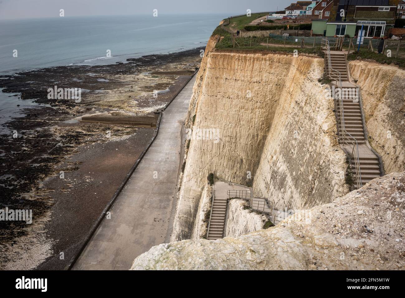 Peacehaven Heights liegt nur wenige Schritte von der Kalkfelsenwand in East Sussex, Großbritannien, entfernt Stockfoto