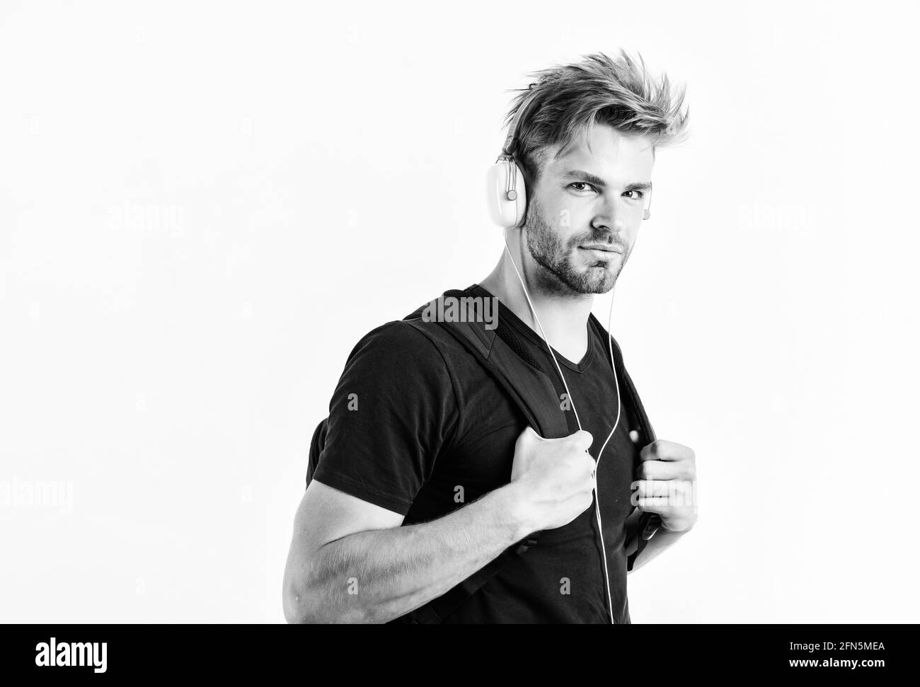Genießen Sie Musik überall. Laden Sie die Musikanwendung herunter. Geschmack der Jugendmusik. Student stattlichen Kerl Musik hören. Modernes Menschenkonzept. Mann zerschlingt Stockfoto