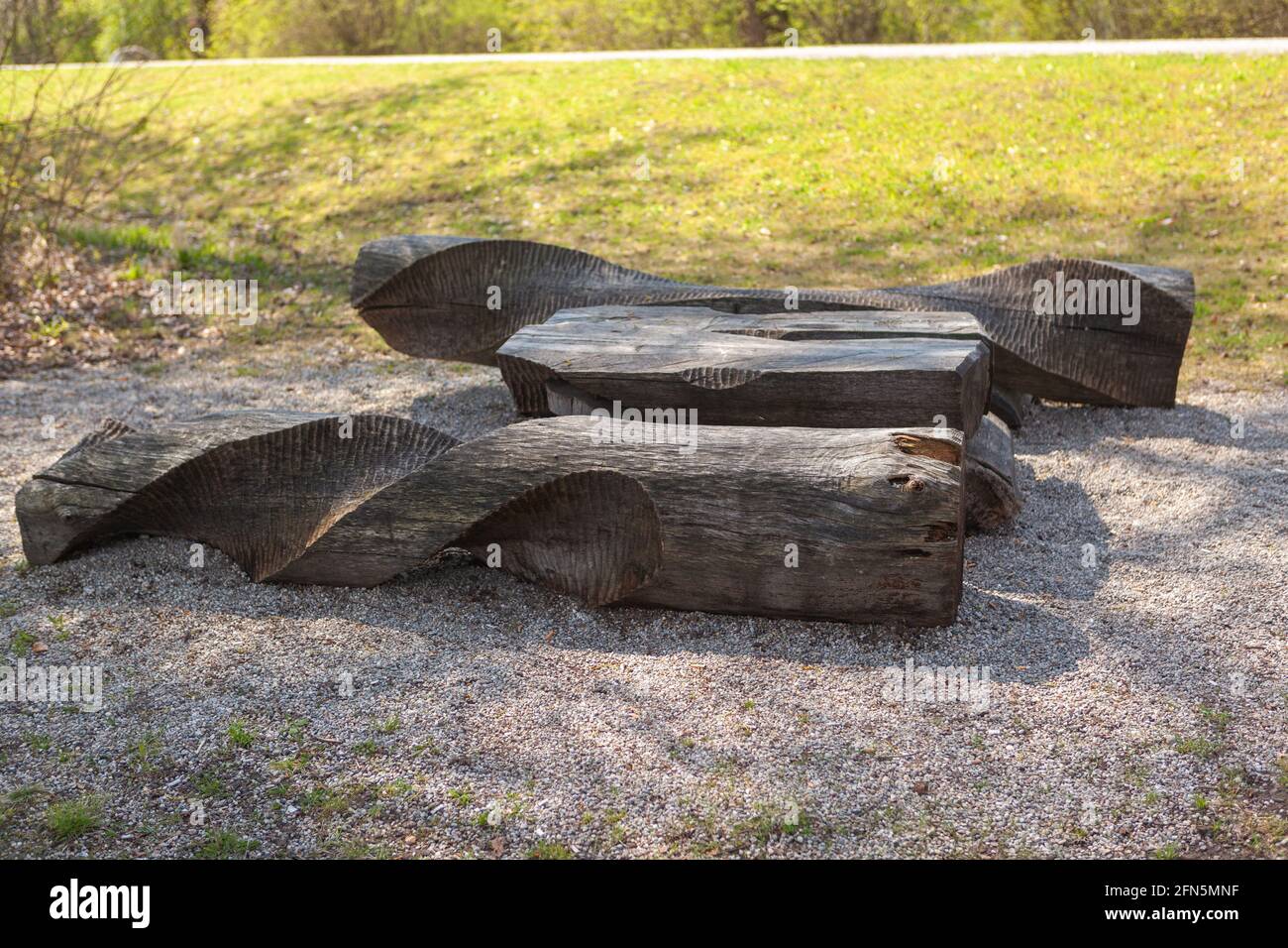 Rosenheim, Deutschland - 25.April 2021: Kunstvoller Holztisch in einem Park Stockfoto
