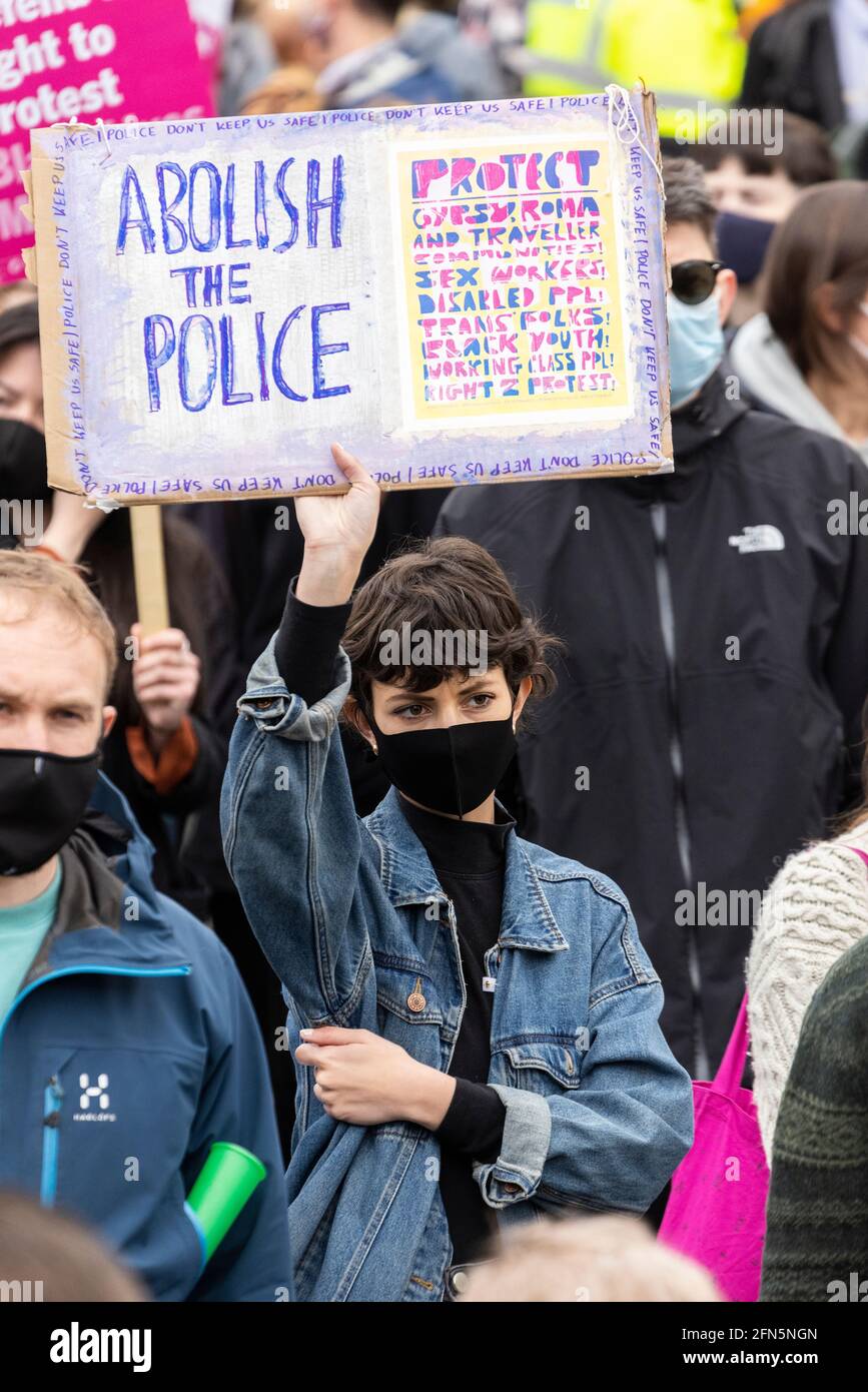 Protesterin mit Plakat auf 'Kill the Bill' Protest gegen den neuen Polizeigesetzentwurf, London, 1. Mai 2021 Stockfoto